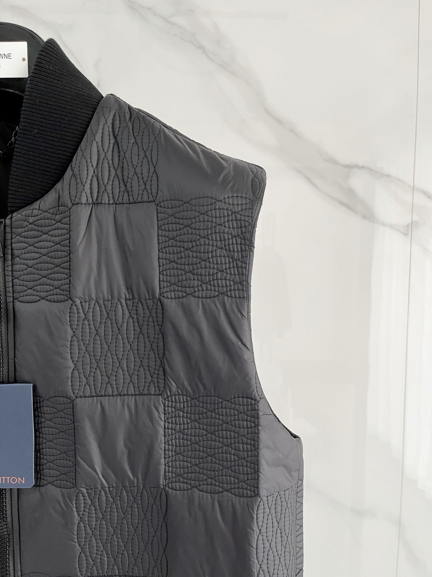 LV 2025ss秋冬新款 经典夹棉马甲，采用防沾水面料 绗缝工艺 立体有型 保暖的同时又不失时尚感！休