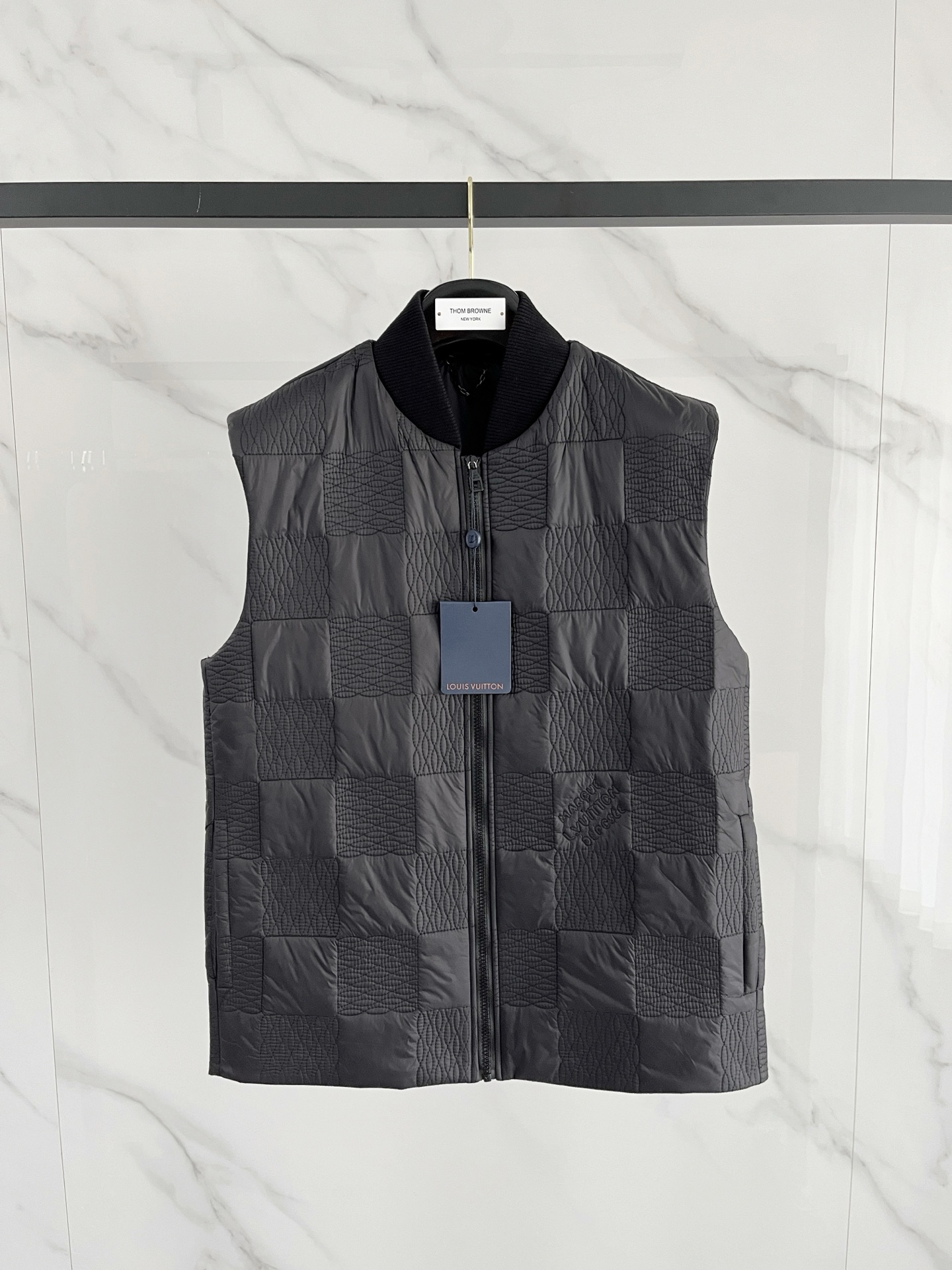 LV 2025ss秋冬新款 经典夹棉马甲，采用防沾水面料 绗缝工艺 立体有型 保暖的同时又不失时尚感！休