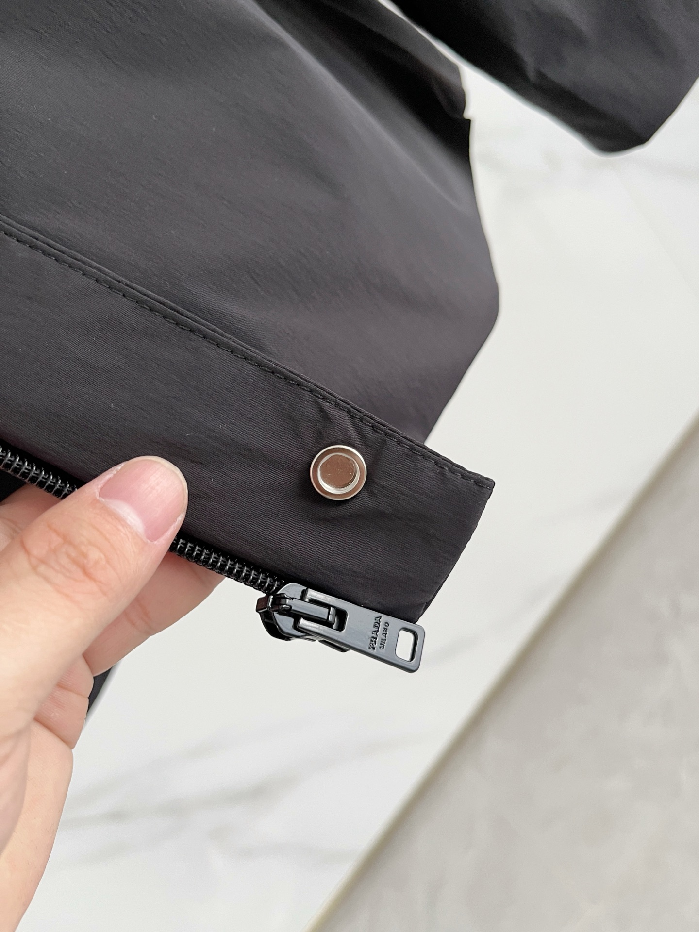 PRADA普拉达 男士时装款可脱卸连帽夹克外套，台湾意比贸易商行货，25年早春新品，高端意大利代工出品，