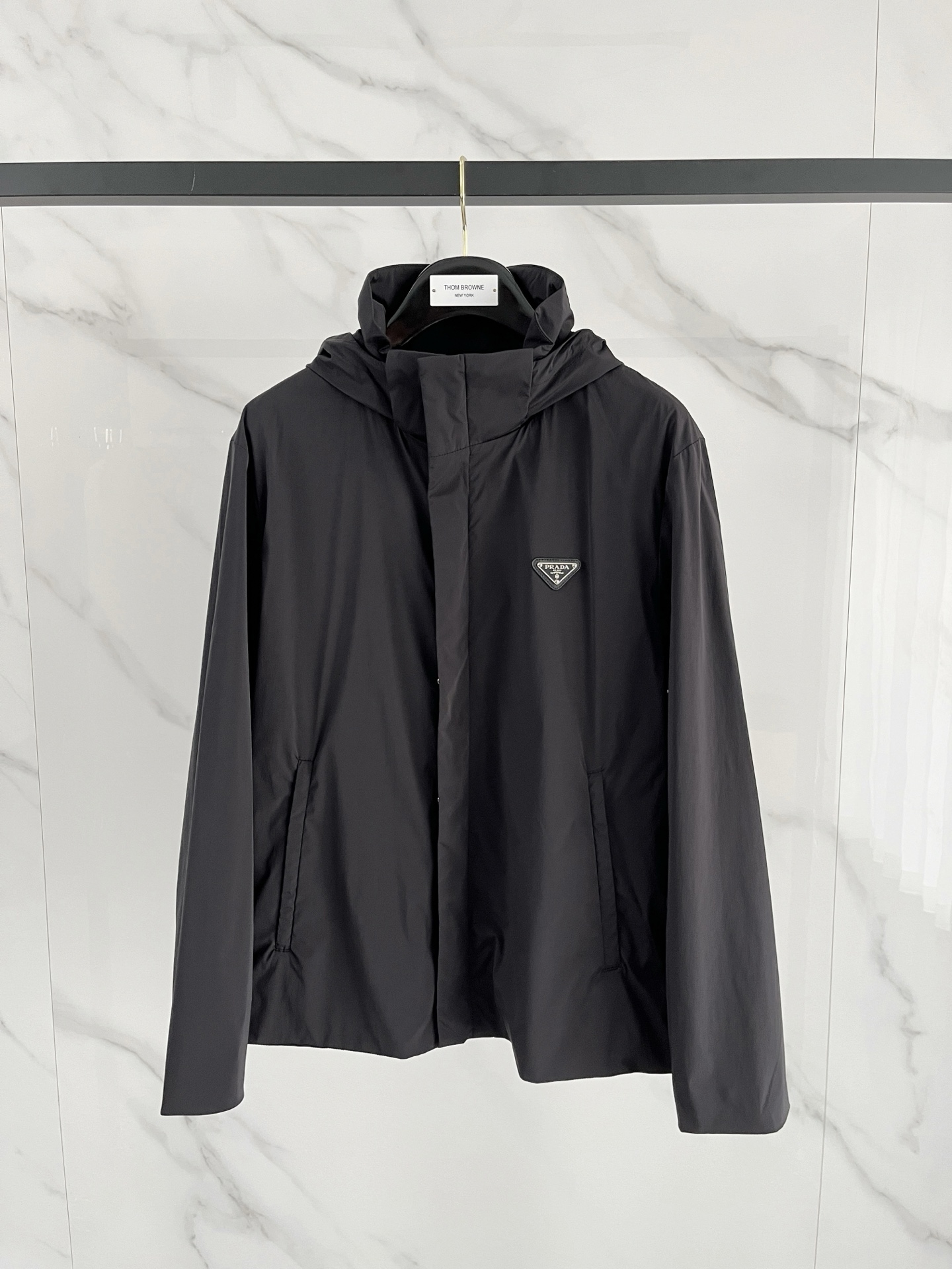 PRADA普拉达 男士时装款可脱卸连帽夹克外套，台湾意比贸易商行货，25年早春新品，高端意大利代工出品，
