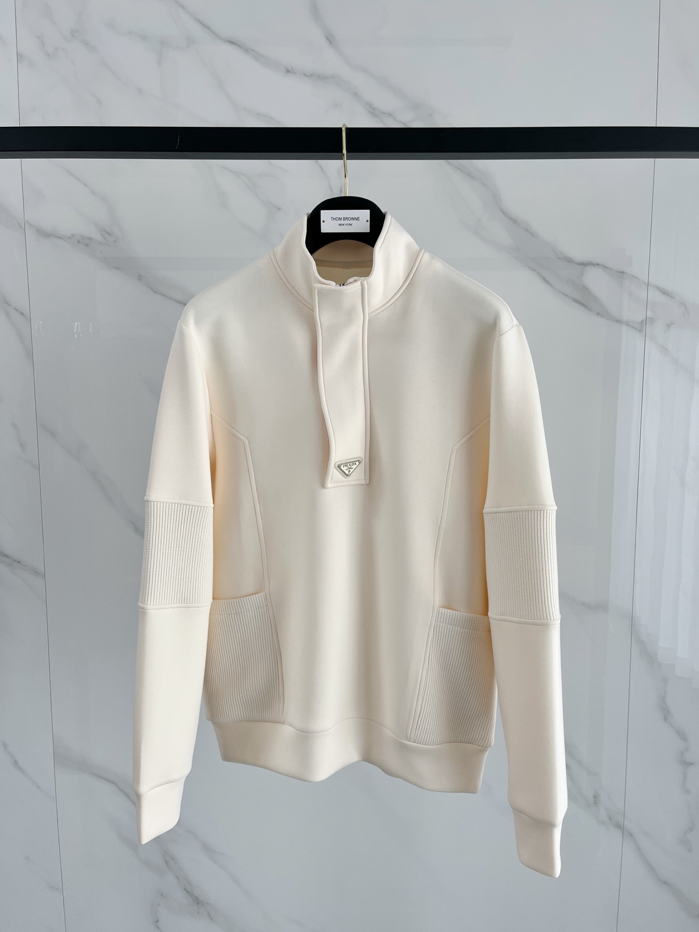 NO:565714,.Prada 2025 Autumn and Winter Wool blended pullover knitted sweatshirt. The geometric patchwork pocket design is very bright, and the logo letter buttons highlight the texture. The overall design of the upper body is fashionable and gives a modern atmosphere. The tailoring is fitted, and the collar slightly fits the neck, making the overall upper body more youthful and fashionable. The fabric is made of custom-woven wool blend material. It has the characteristics of easy care. The surface has a wool texture. The upper body is comfortable and warm, and it looks high-end at the same time.  It also has a nice stiff feel. Color: black, brown, gray. Size: M-3XL. Try on 172-148. Wear size L for a slim fit. Prada, hoodie, sweatshirts, alexander wang19860909.普拉达 2025秋冬 羊毛混纺套头针织卫衣 几何拼皮的口袋设计 很有亮点,标志字母纽扣 细节上凸显质感 整体设计上身时尚而赋予现代气息感合体的剪裁,领口微微贴合颈部,让整体上身更显年轻时尚 , 面料采用客供定织羊毛混纺材质 有着易打理的特点 表面有着羊毛质感 上身舒适保暖 ,显高档的同时 又有很好挺括感 颜色 黑色 咖色 灰色 码数M-3XL 试穿172-148 穿L码修身感,,prada,hoodie,sweatshirts,alexander wang,Men's clothing