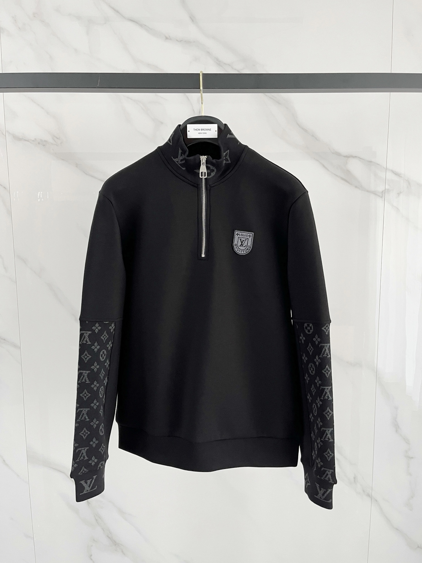 NO:565704,.LV 2025 Autumn and Winter Wool blended pullover knitted sweatshirt. The geometric patchwork pocket design is very bright, and the logo letter buttons highlight the texture. The overall design of the upper body is fashionable and gives a modern feel. The tailoring is fitted, and the collar slightly fits the neck, making the overall upper body more youthful and fashionable. The fabric is made of custom-woven wool blended material. It has the characteristics of easy care. The surface has a wool texture. The upper body is comfortable and warm. It looks high-end and has a good crisp feeling at the same time.  Color Black Brown Gray Size M-3XL Try on 172-148 Wear size L for a slim fit, Louis Vuitton, hoodie, sweatshirts, alexander wang19860909.LV 2025秋冬 羊毛混纺套头针织卫衣 几何拼皮的口袋设计 很有亮点,标志字母纽扣 细节上凸显质感 整体设计上身时尚而赋予现代气息感合体的剪裁,领口微微贴合颈部,让整体上身更显年轻时尚 , 面料采用客供定织羊毛混纺材质 有着易打理的特点 表面有着羊毛质感 上身舒适保暖 ,显高档的同时 又有很好挺括感 颜色 黑色 咖色 灰色 码数M-3XL 试穿172-148 穿L码修身感,,louis vuitton,hoodie,sweatshirts,alexander wang,Men's clothing