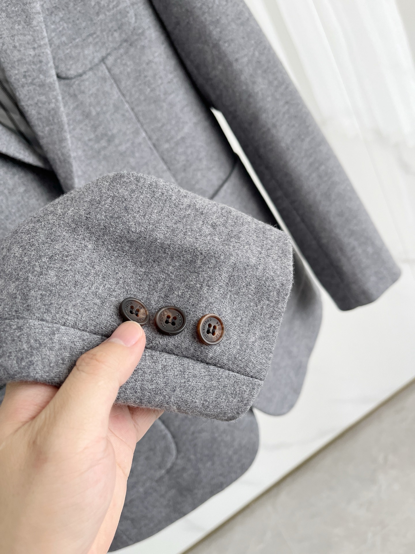 （推荐）BC 2025秋冬新款混纺面料男士修身西服外套2️⃣个颜色：浅米色款显得更加清新、柔和，适合日常