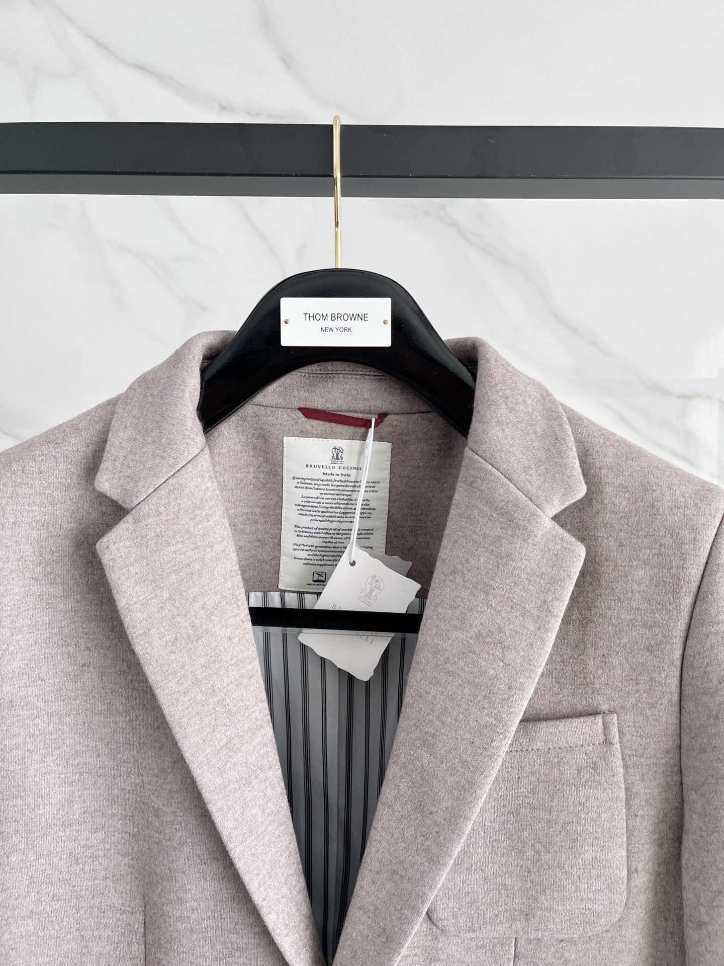 （推荐）BC 2025秋冬新款混纺面料男士修身西服外套2️⃣个颜色：浅米色款显得更加清新、柔和，适合日常