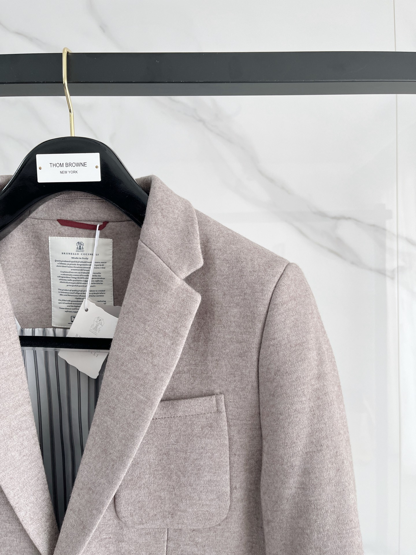 （推荐）BC 2025秋冬新款混纺面料男士修身西服外套2️⃣个颜色：浅米色款显得更加清新、柔和，适合日常