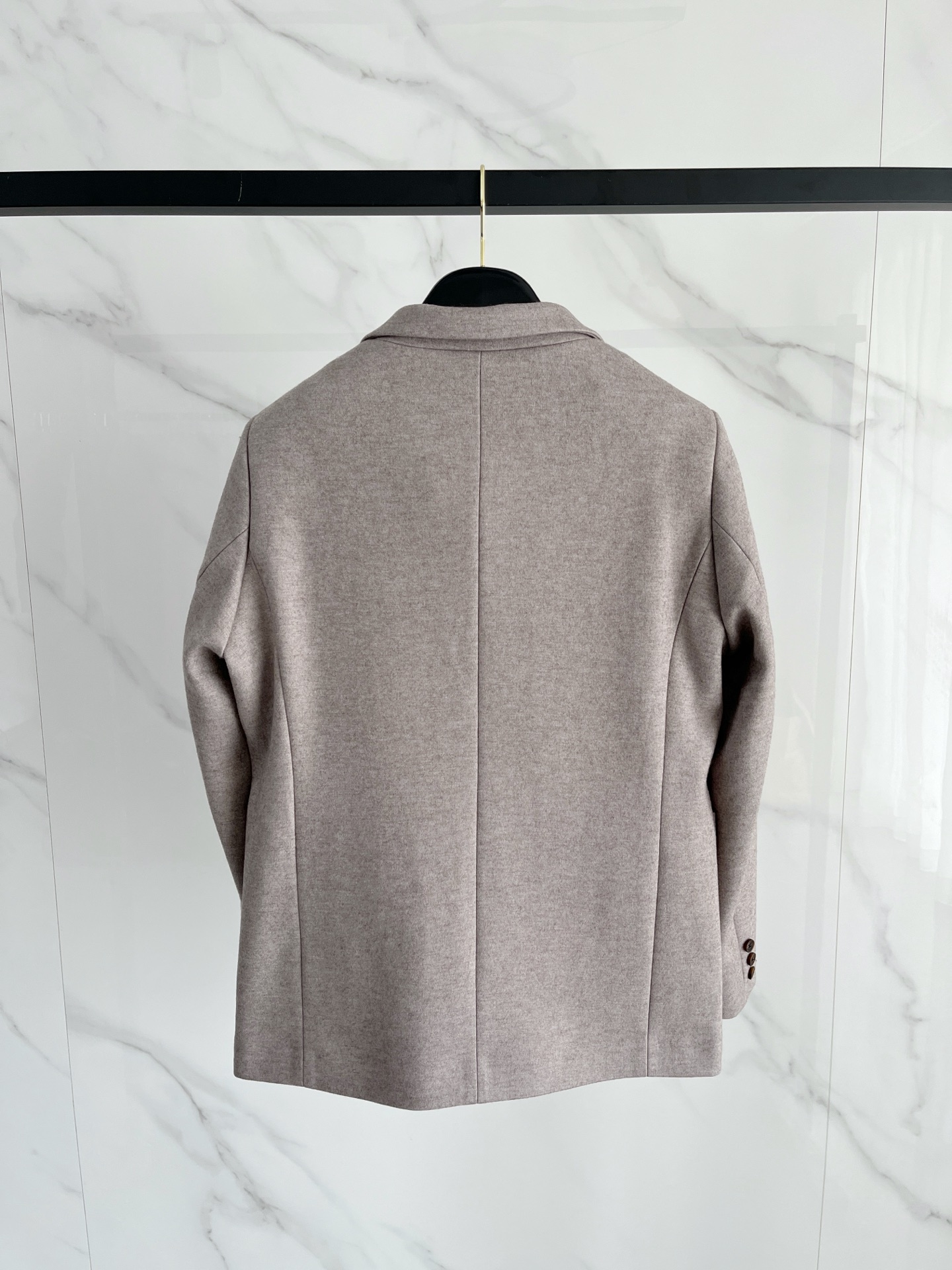 （推荐）BC 2025秋冬新款混纺面料男士修身西服外套2️⃣个颜色：浅米色款显得更加清新、柔和，适合日常