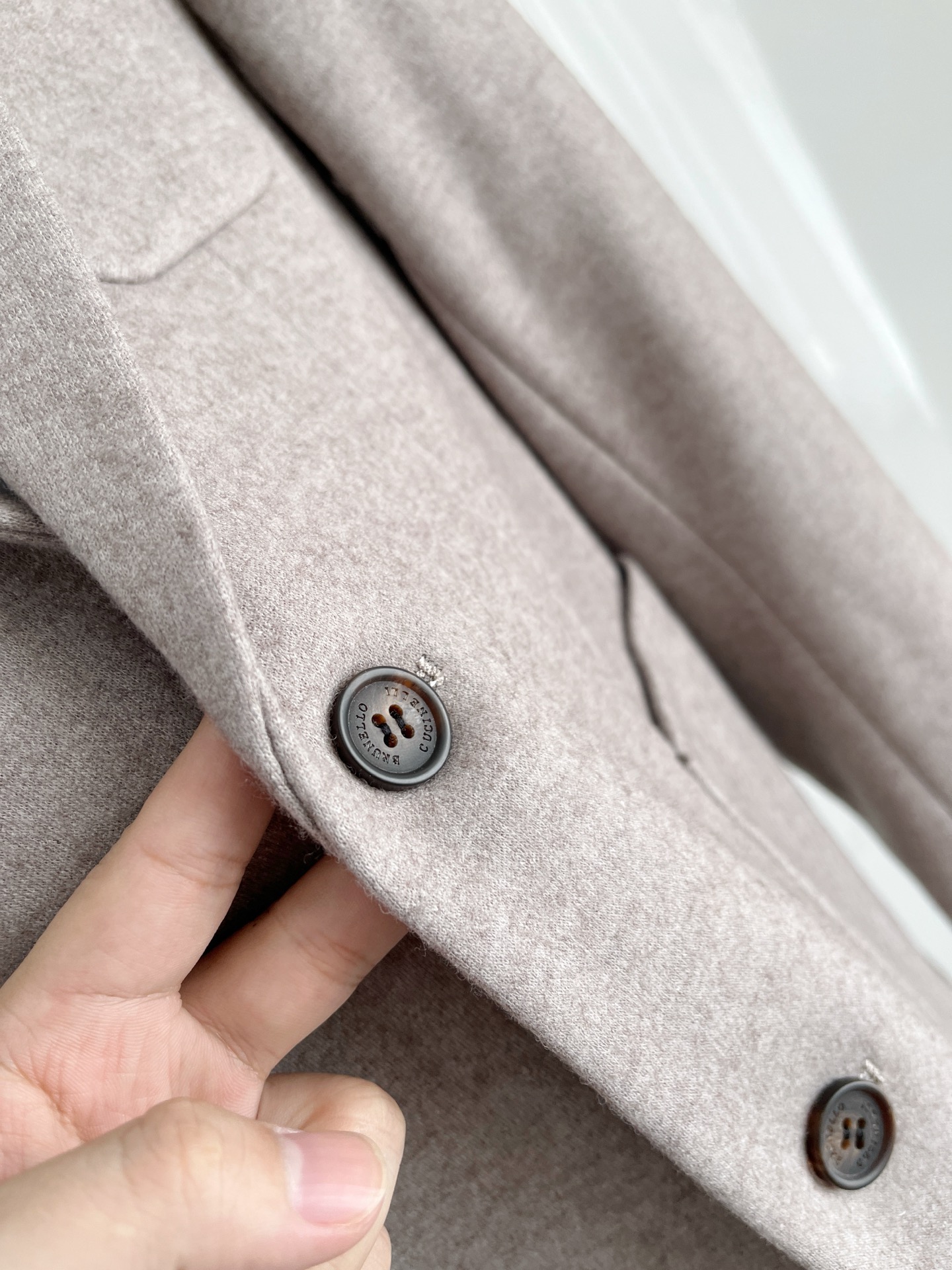 （推荐）BC 2025秋冬新款混纺面料男士修身西服外套2️⃣个颜色：浅米色款显得更加清新、柔和，适合日常