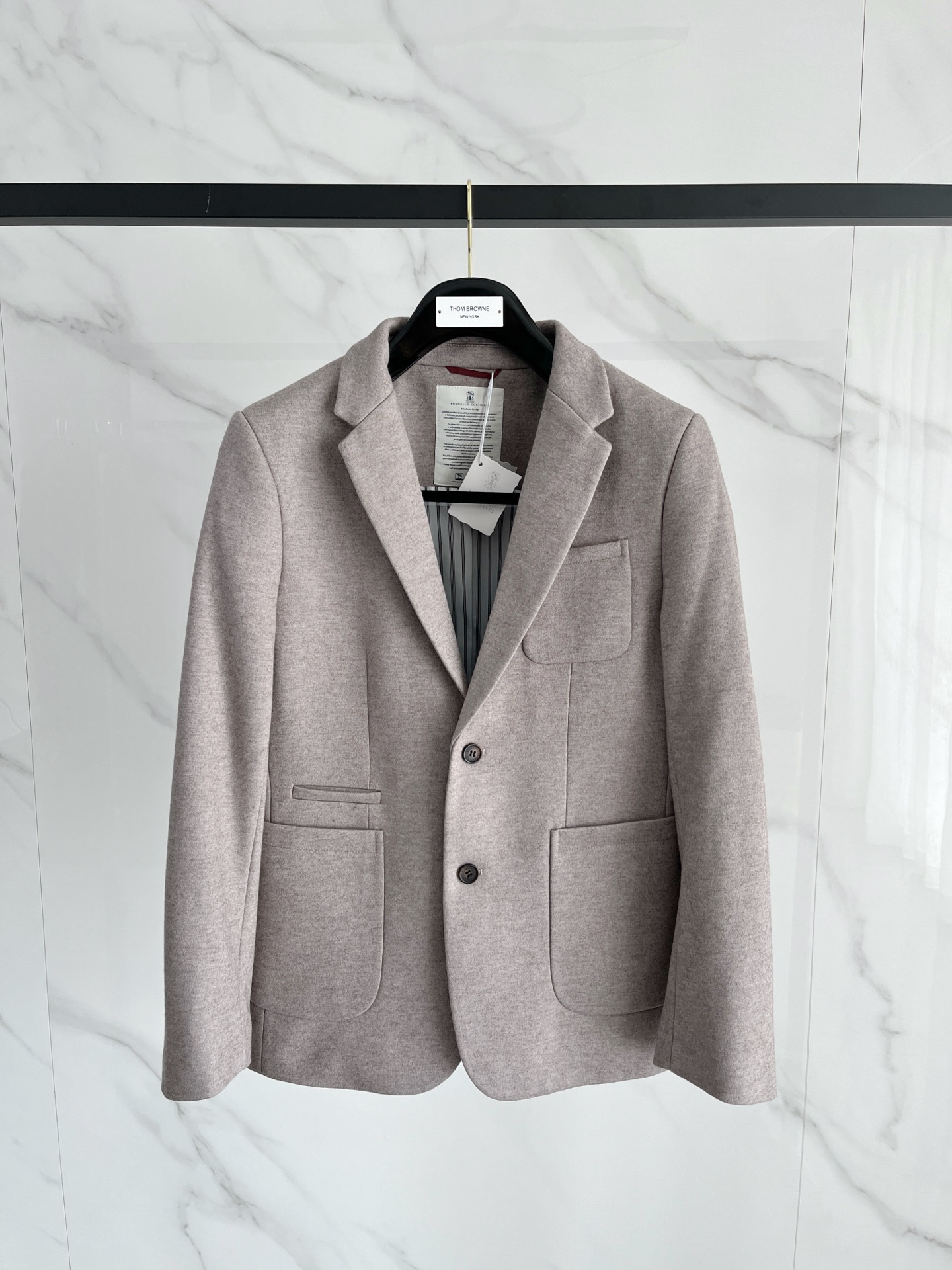 （推荐）BC 2025秋冬新款混纺面料男士修身西服外套2️⃣个颜色：浅米色款显得更加清新、柔和，适合日常