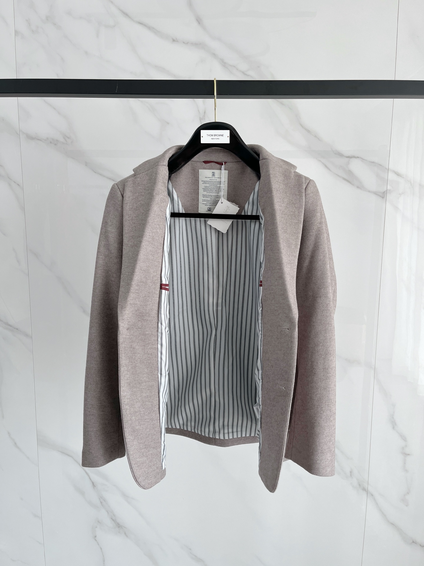 （推荐）BC 2025秋冬新款混纺面料男士修身西服外套2️⃣个颜色：浅米色款显得更加清新、柔和，适合日常