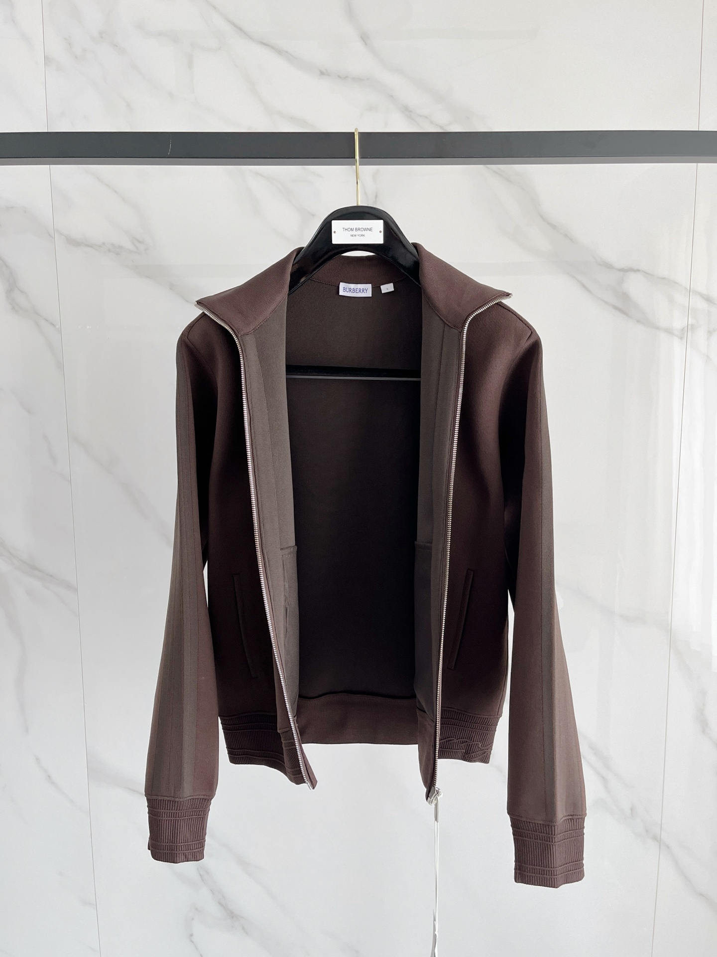 。Burb@rry FW25 纯色立领拉链长袖夹克外套 男款 海军蓝M-3XL面料涤纶版型合身厚度适中款