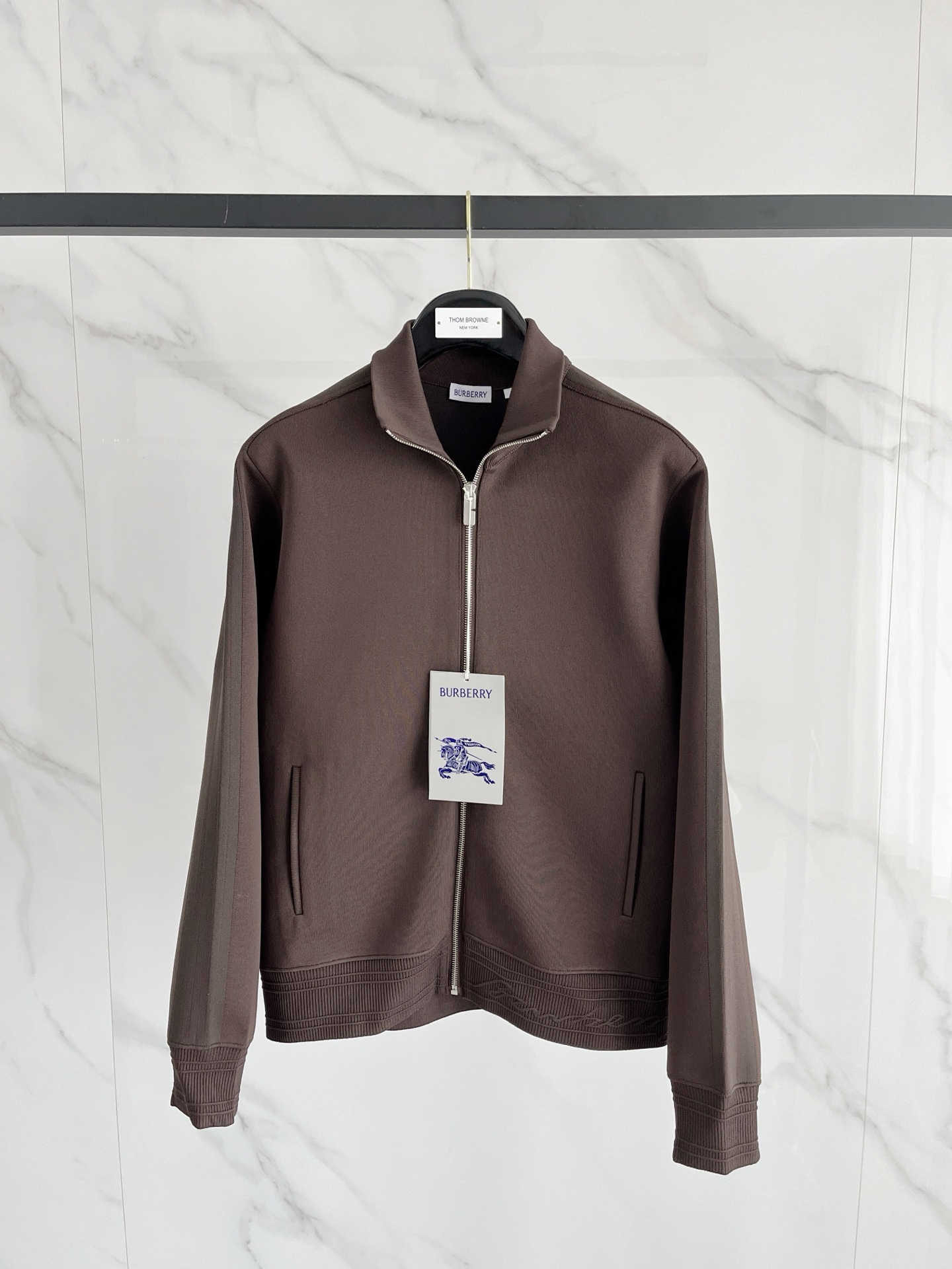 。Burb@rry FW25 纯色立领拉链长袖夹克外套 男款 海军蓝M-3XL面料涤纶版型合身厚度适中款