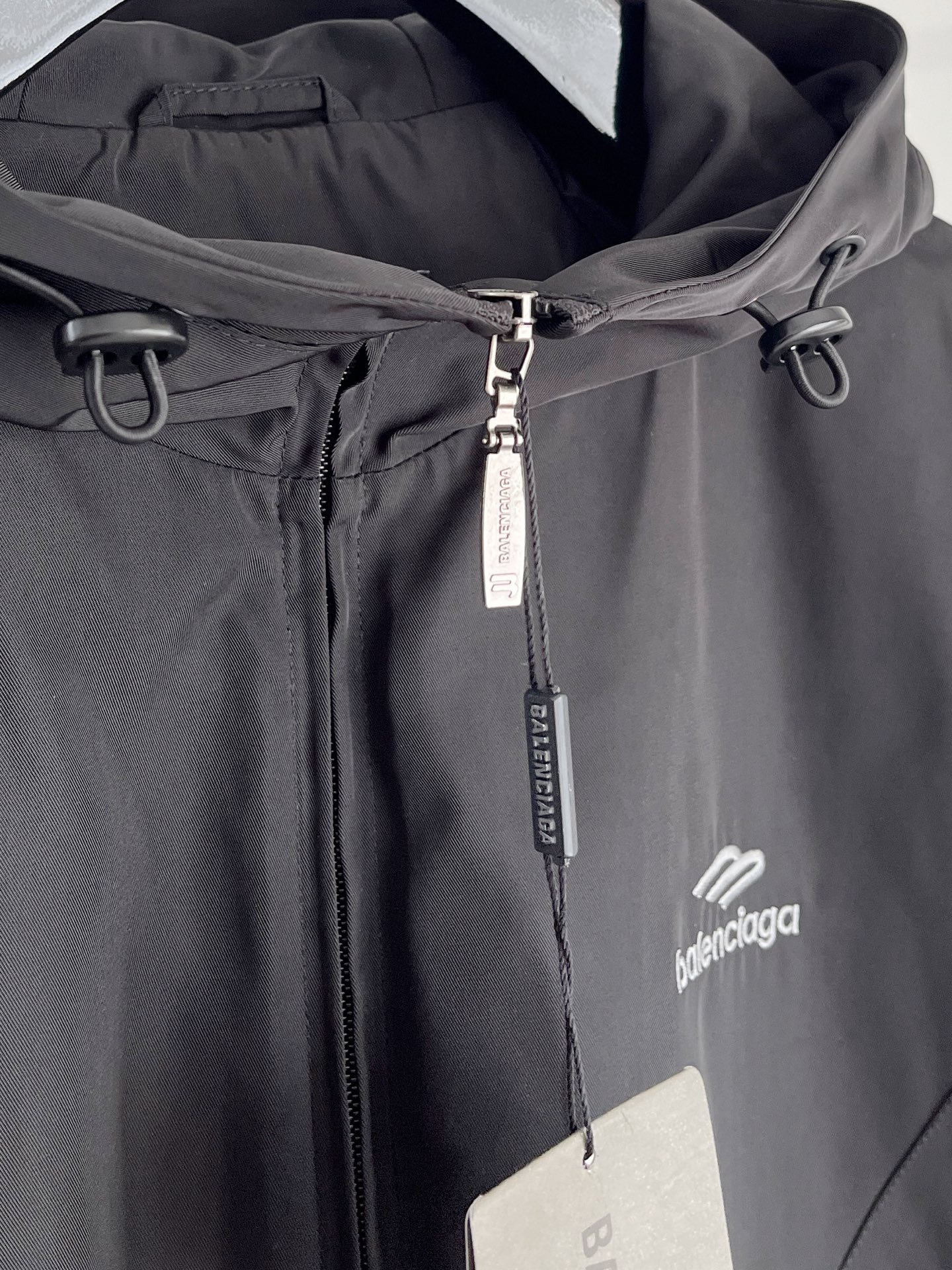 新品 巴黎世家新款夹克外套，秀场新品‼品相非常完美，舒适保暖，三标齐全色泽饱满诱人，非常出彩的设计，轻松