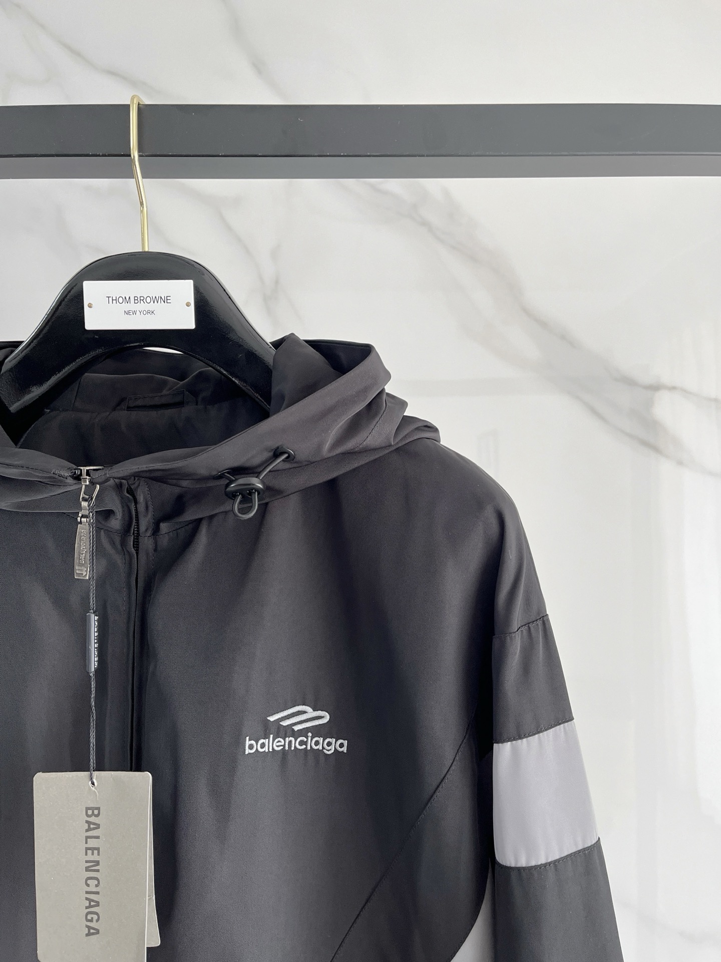 新品 巴黎世家新款夹克外套，秀场新品‼品相非常完美，舒适保暖，三标齐全色泽饱满诱人，非常出彩的设计，轻松