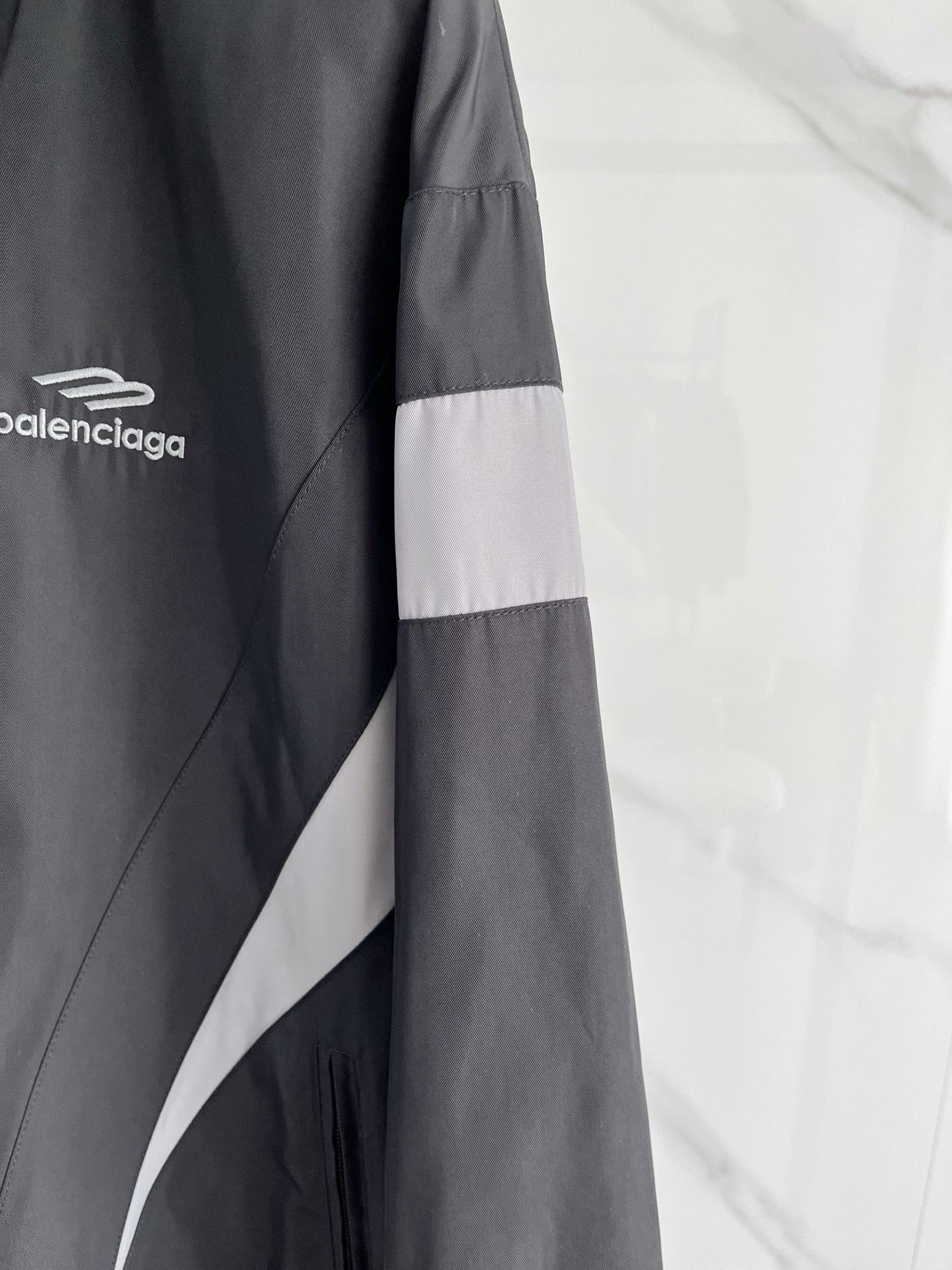 新品 巴黎世家新款夹克外套，秀场新品‼品相非常完美，舒适保暖，三标齐全色泽饱满诱人，非常出彩的设计，轻松