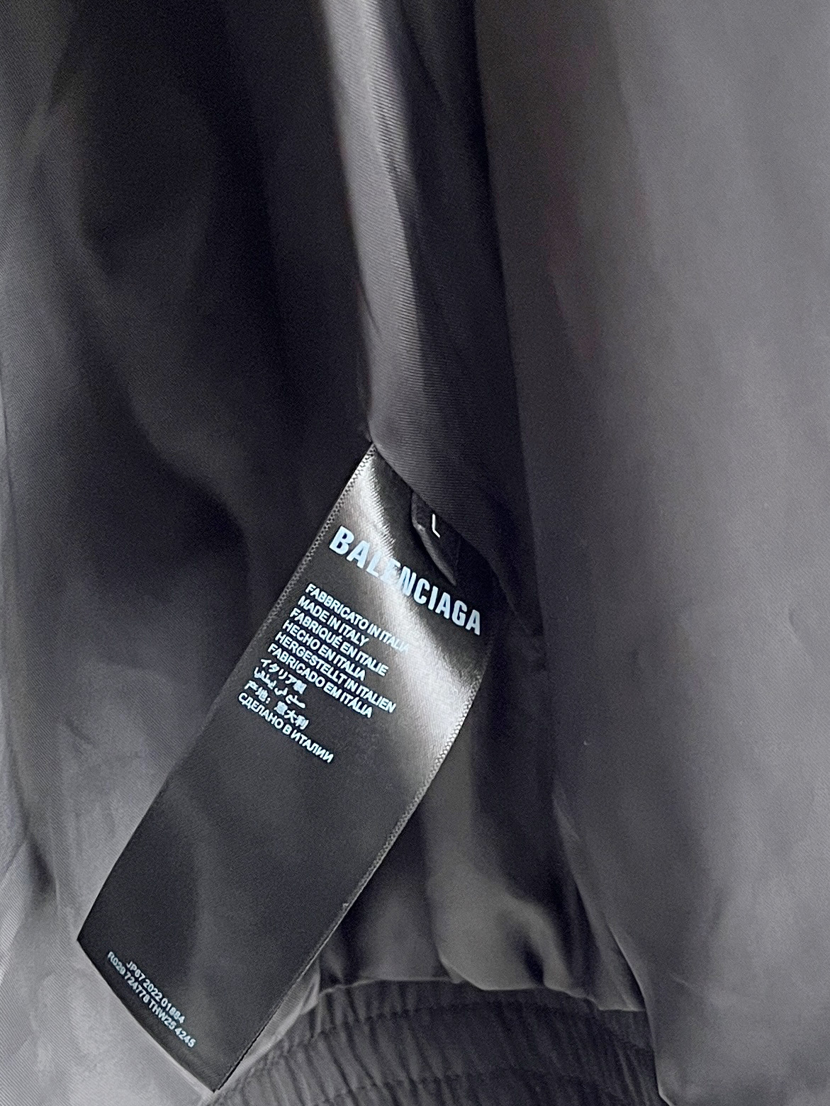 新品 巴黎世家新款夹克外套，秀场新品‼品相非常完美，舒适保暖，三标齐全色泽饱满诱人，非常出彩的设计，轻松