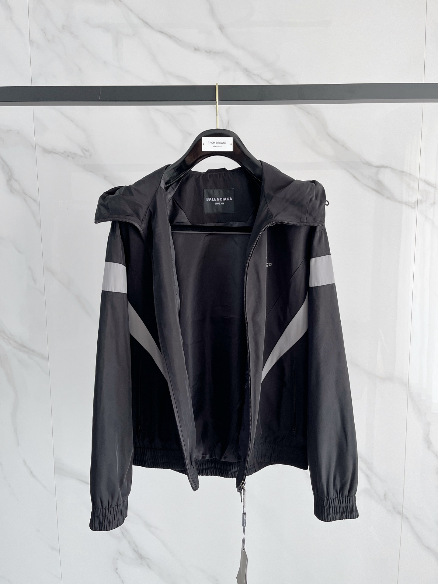 新品 巴黎世家新款夹克外套，秀场新品‼品相非常完美，舒适保暖，三标齐全色泽饱满诱人，非常出彩的设计，轻松