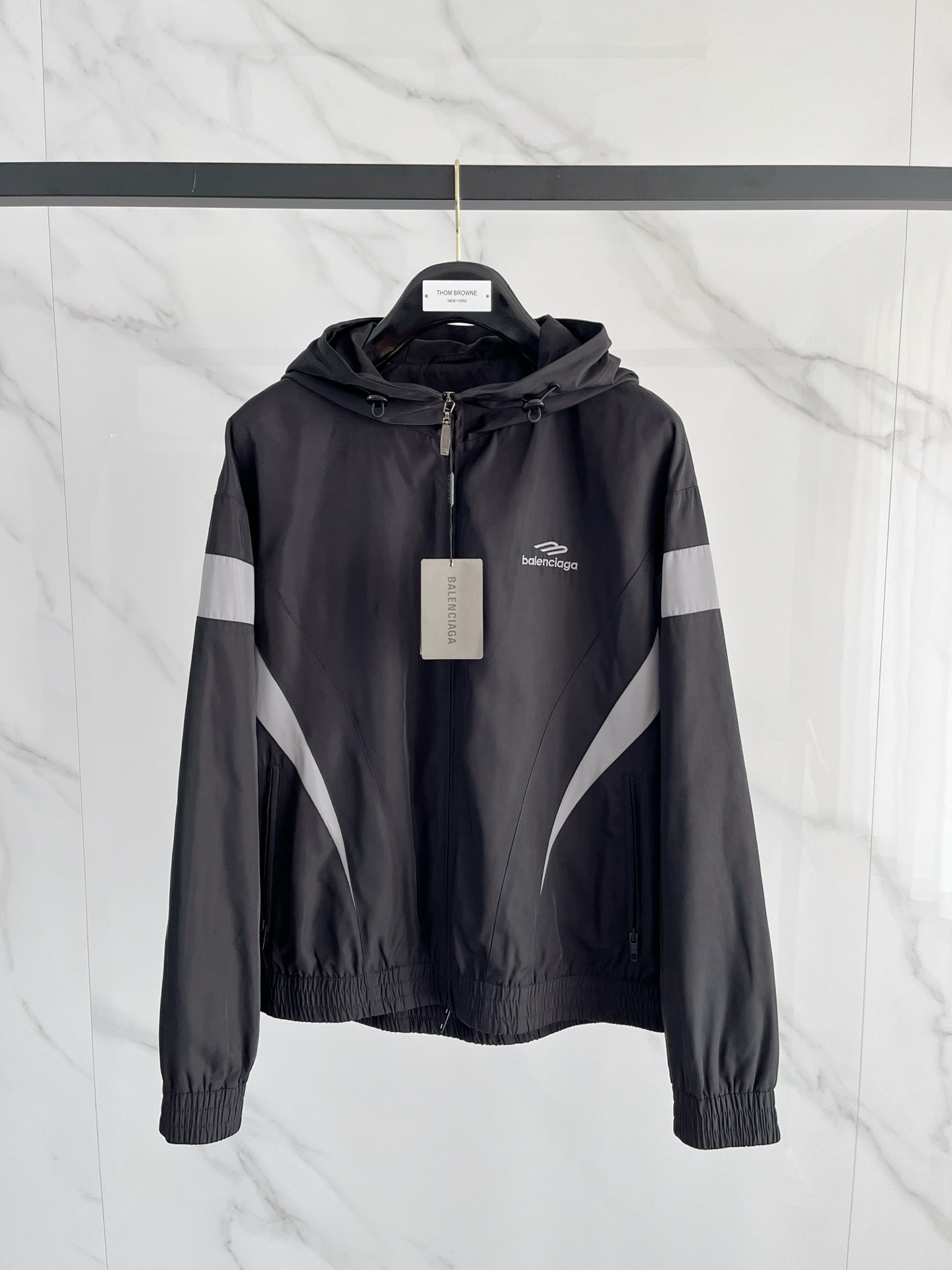 新品 巴黎世家新款夹克外套，秀场新品‼品相非常完美，舒适保暖，三标齐全色泽饱满诱人，非常出彩的设计，轻松