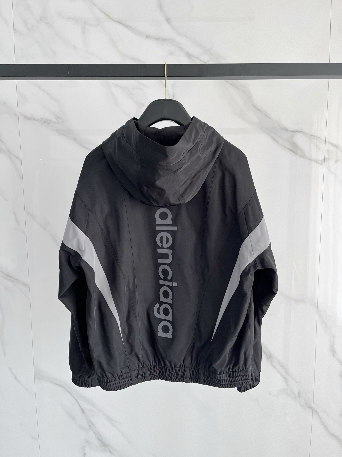 新品 巴黎世家新款夹克外套，秀场新品‼品相非常完美，舒适保暖，三标齐全色泽饱满诱人，非常出彩的设计，轻松