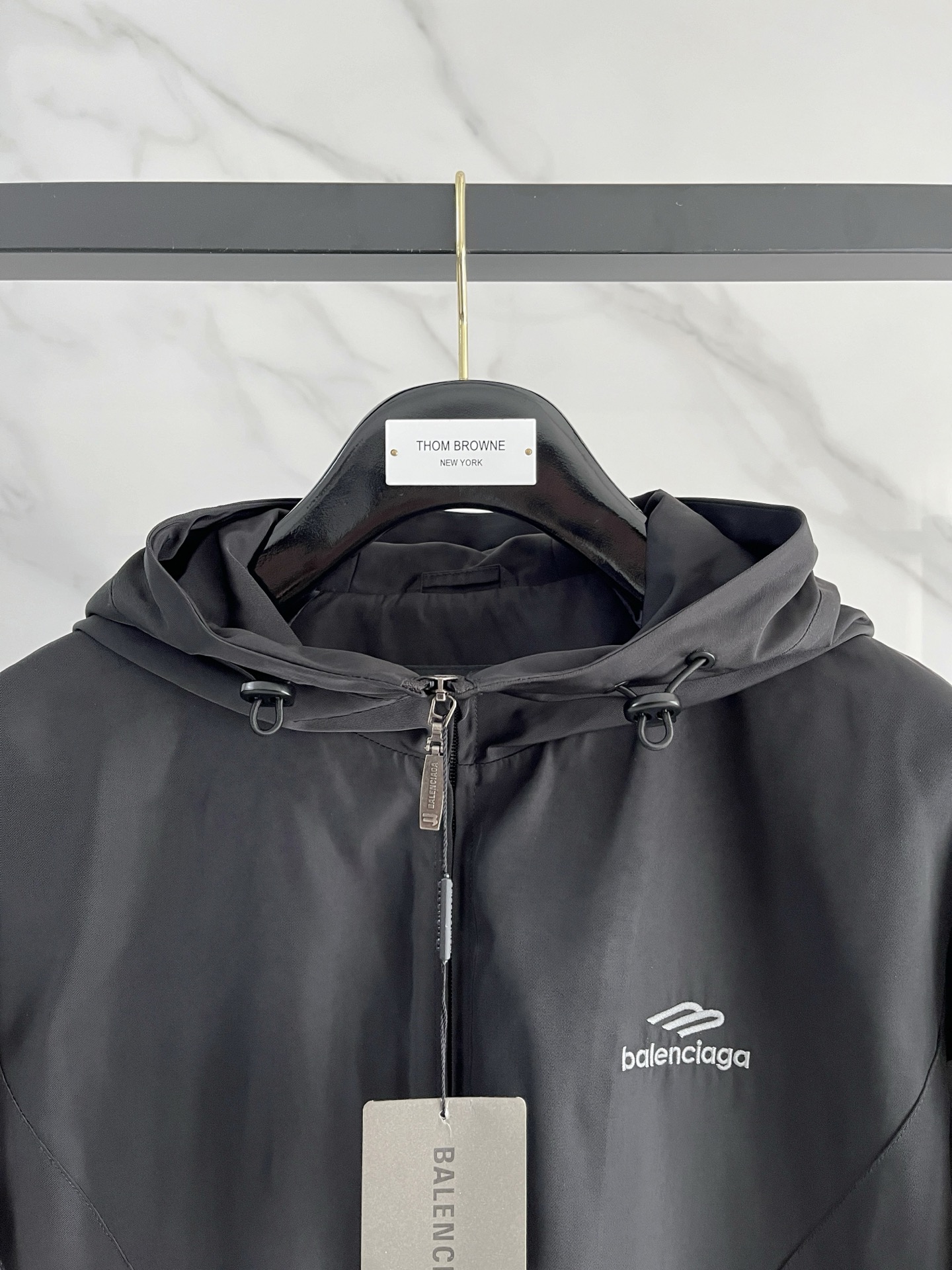 新品 巴黎世家新款夹克外套，秀场新品‼品相非常完美，舒适保暖，三标齐全色泽饱满诱人，非常出彩的设计，轻松