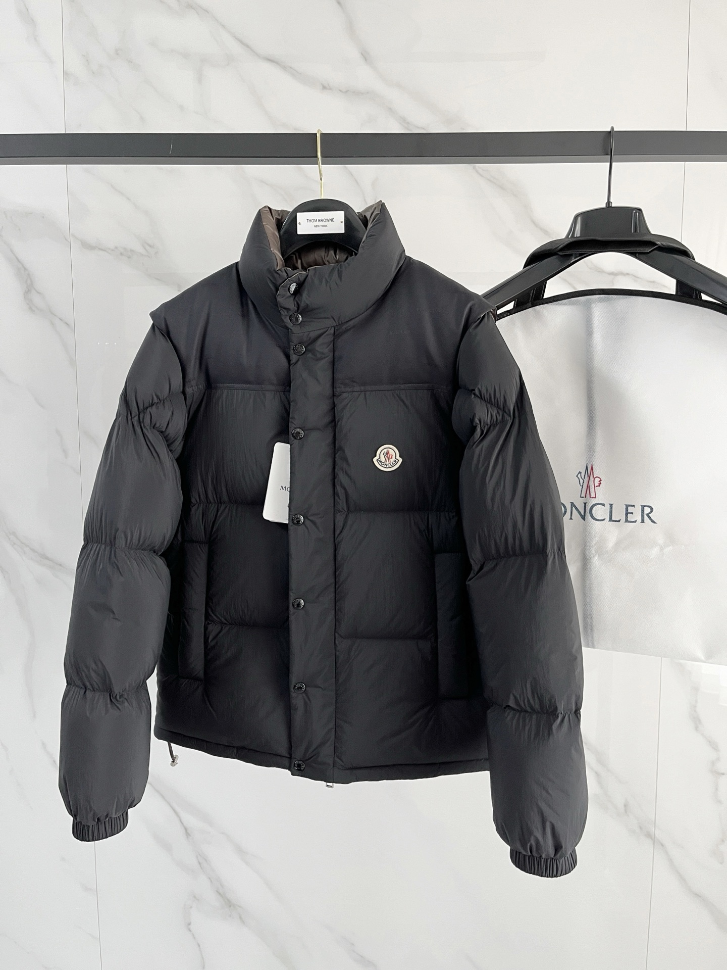 NO:657540,.95 down Moncler down jacket is the latest fashion designer down jacket. Every detail shows craftsmanship and the design changes are enough advanced structural tailoring to show men's diverse image changes. It is slim and neat, and tailored to meet the popular multi-layered outfits. Versatile style for life. Code number 12345,,jackets & coats,down jacket,alexander wang19860909.95绒 Moncler 羽绒服最新款时尚设计师款羽绒外套.处处细节显工艺足够的高级结构性剪裁的设计改变来展现男士多样的形象变化,修身利落、剪裁合体,满足时下正流行的多层次穿搭,生活百搭款式 码数12345,,jackets & coats,down jacket,alexander wang,Men's clothing