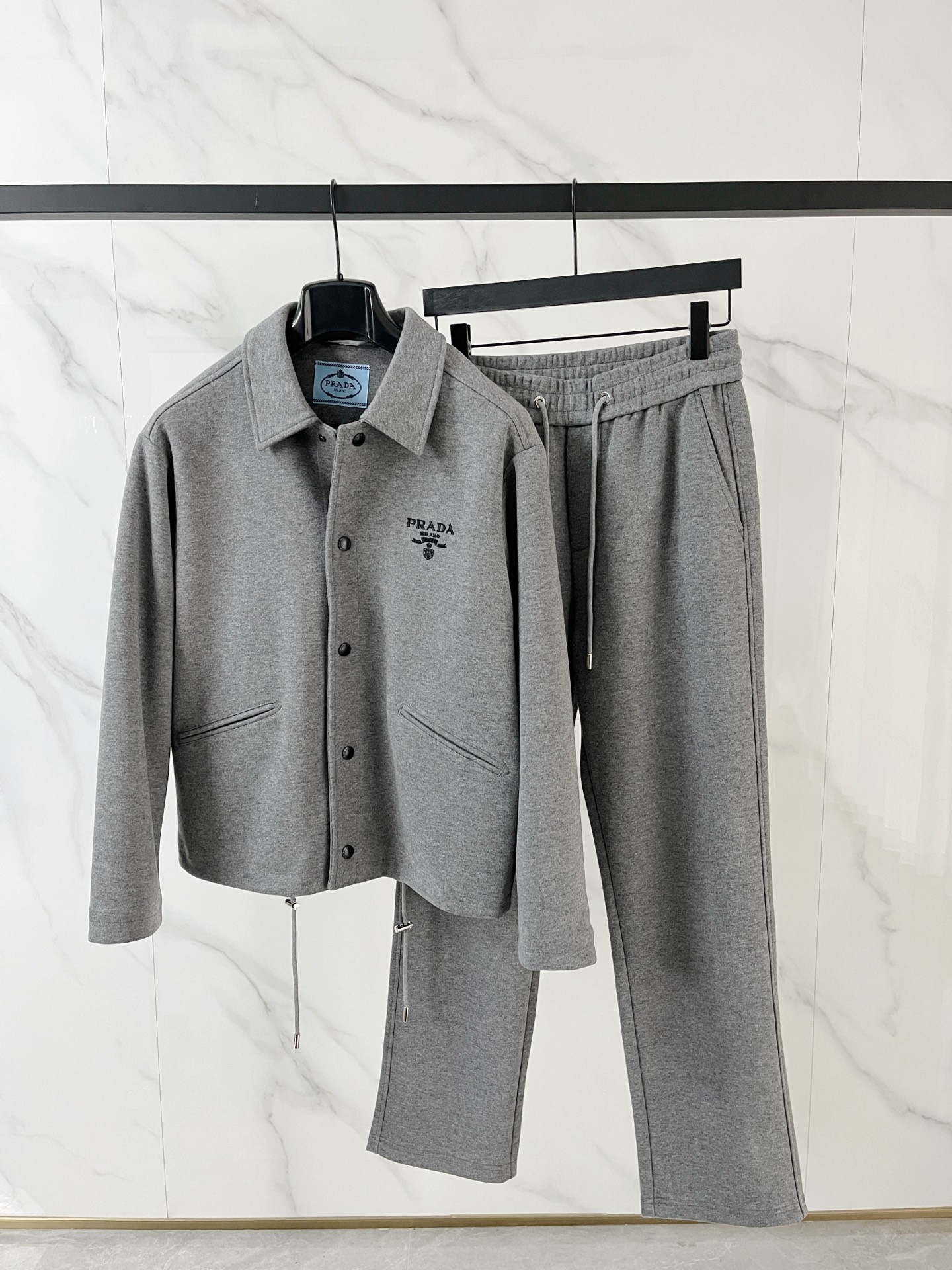 普拉达一套发售 独家首发❤️高端原单品质老钱风穿搭 重磅羊毛羊绒套装！飞行夹克拉链翻领羊绒外套搭配 直筒