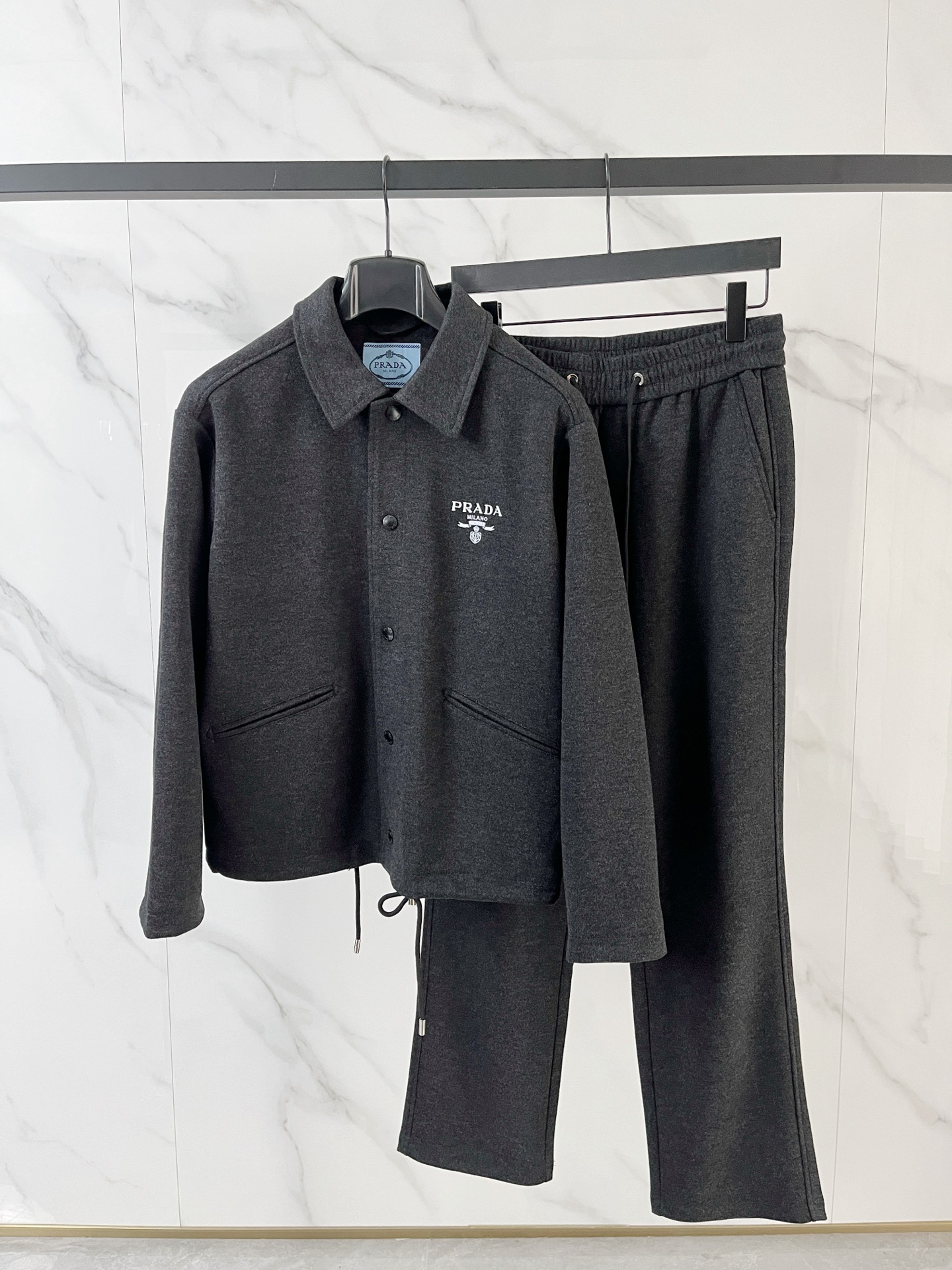 普拉达一套发售 独家首发❤️高端原单品质老钱风穿搭 重磅羊毛羊绒套装！飞行夹克拉链翻领羊绒外套搭配 直筒