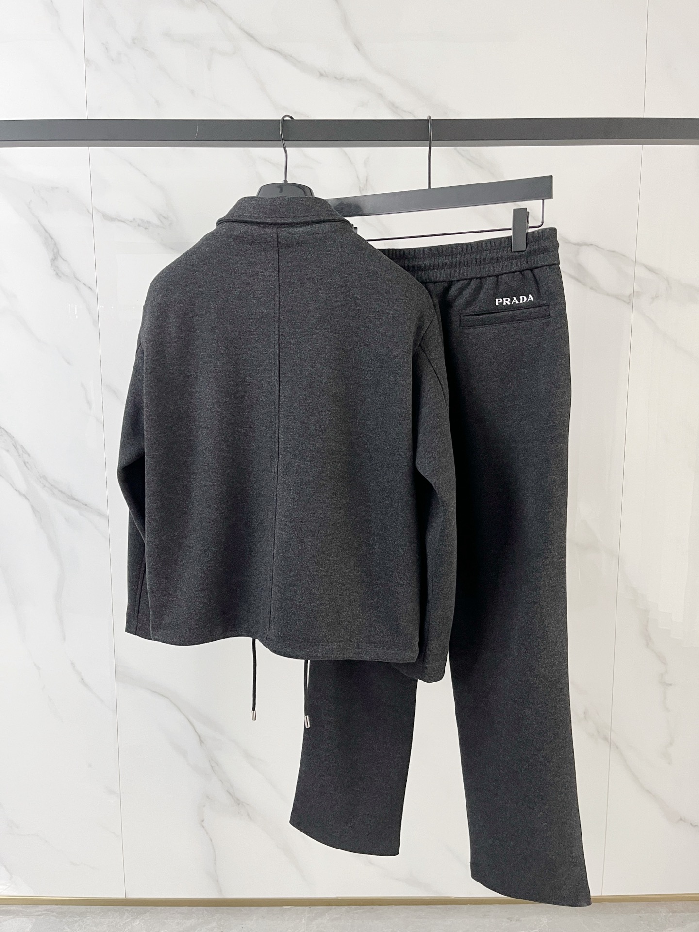普拉达一套发售 独家首发❤️高端原单品质老钱风穿搭 重磅羊毛羊绒套装！飞行夹克拉链翻领羊绒外套搭配 直筒