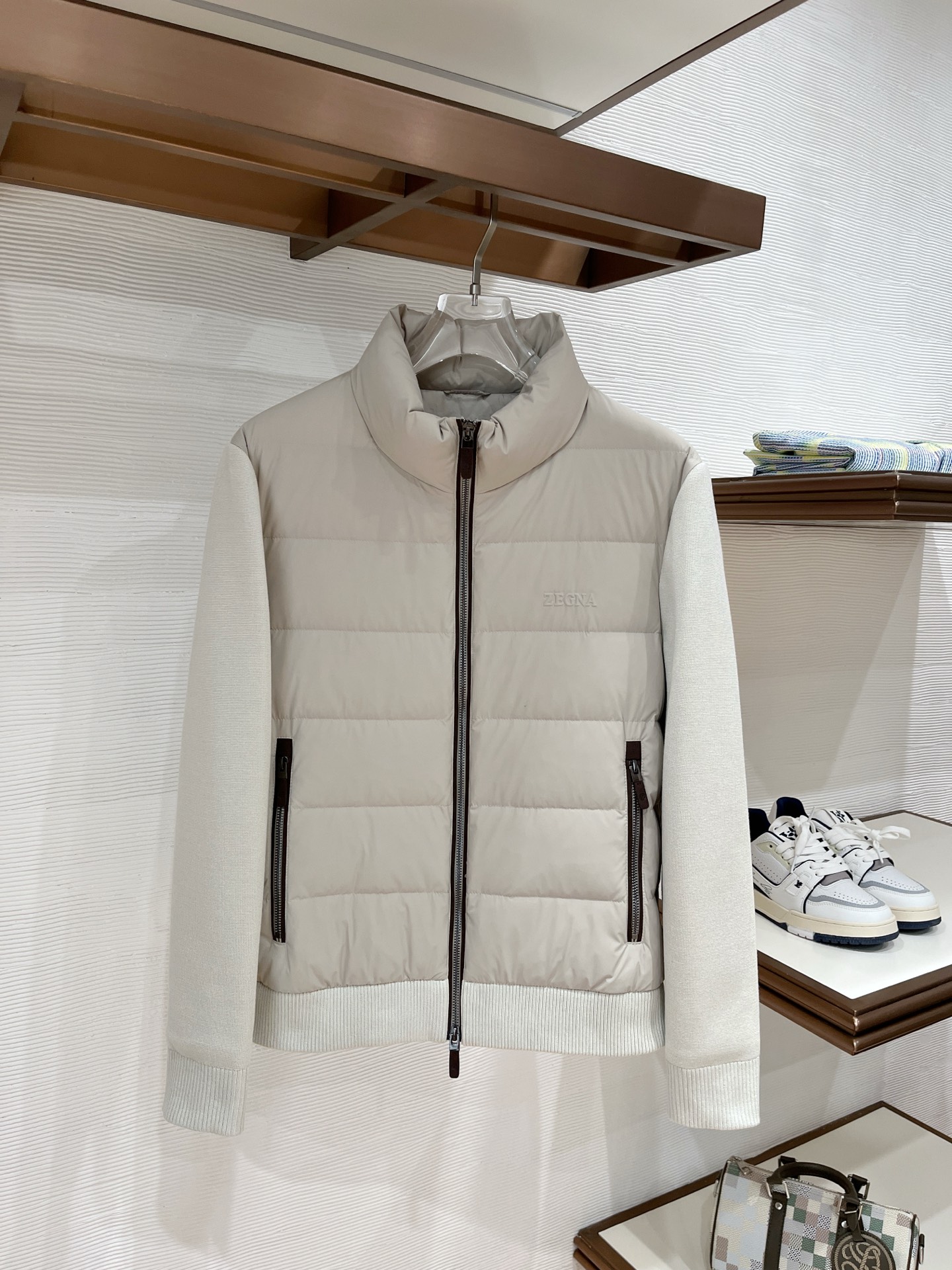 NO:626812,Zegna - Zegna 25 autumn and winter fashionable small stand-up collar knitted sleeves and light down, filled with 80g-90 white duck down, light and stylish, not bloated on the upper body, quite typical Italian style fashion, trading company channel premium product  The fabric selection and craftsmanship are very sophisticated, which is very consistent with the aesthetic tone of the Z family. It is low-key and luxurious, elegant and noble. Every detail proves the brand's own high-end sense. The whole body embodies the Italian minimalist, capable and outdoor functional style to the extreme.  Interpretation, both elegant and harmonious, the upper body is full of shape, a treasure-level functional equipment that combines fashion sense and design sense, creating a unique styling item, improved pilot shape design, classic small stand-up collar design, retro and age-reducing and very fashionable!  Fabrics imported from Italy. The texture is as delicate as baby skin. It has superior stiffness, is quite elegant and fashionable!  The color is light and versatile, the cut is smart and neat, the upper body instantly highlights the spirit, the style is full, and it can easily control various body types. It is a jacket that perfectly combines business commuting and outdoor leisure. It is a piece of equipment with extremely high wearability and attendance rate!  Color Black White Gray Red Size M L XL 2XL 3XL.,,zegna,jackets & coats,down jacket,alexander wang19860909Zegna-杰尼亚 25秋冬时尚小立领针织袖轻薄羽绒 内冲80g-90白鸭绒,轻薄有型,上身不臃肿,颇具意大利典型风格的时装,贸易公司渠道臻品 在面料选取和工艺方面都相当考究,极符合Z家族美学基调,低调且奢华,优雅且高贵,每一个细节都在力证品牌自身的高级感,通体将意式的极简、干练和户外功能性风格极致诠释,亦庄亦谐,上身型款十足,集时装感与设计感的一款宝藏级功能型装备,塑造出别具一格的造型单品,改良式的飞行员造型设计,经典的小立领设计,复古减龄又非常时髦！ 意大利客供进口面料.质感如婴儿皮肤一样细腻.挺括性优越,颇为优雅且时髦！配色轻熟百搭,版型剪裁干练利落,上身瞬间凸显出精神感,型款十足,轻松驾驭各种身型,商务通勤与户外休闲完美兼备的一款外套,属于实穿性出勤率极高的一款装备！ 颜色黑色 白色 灰色 红色 码数M L XL 2XL 3XL.,,zegna,jackets & coats,down jacket,alexander wang,Men's clothing