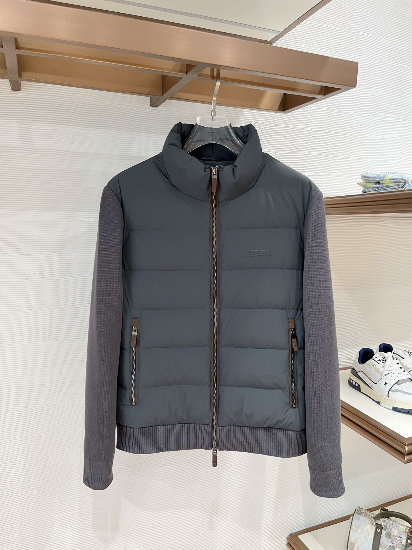 NO:613391,Jenny 25 autumn and winter fashionable small stand-up collar knitted sleeves and light down, filled with 80g-90 white duck down, light and stylish, not bloated on the upper body, quite typical Italian style fashion, trading company channel premium product  The fabric selection and craftsmanship are very sophisticated, which is very consistent with the aesthetic tone of the Z family. It is low-key and luxurious, elegant and noble. Every detail proves the brand's own high-end sense. The whole body embodies the Italian minimalist, capable and outdoor functional style to the extreme.  Interpretation, both elegant and harmonious, the upper body is full of shape, a treasure-level functional equipment that combines fashion sense and design sense, creating a unique styling item, improved pilot shape design, classic small stand-up collar design, retro and age-reducing and very fashionable!  Fabrics imported from Italy. The texture is as delicate as baby skin. It has superior stiffness, is quite elegant and fashionable!  The color is light and versatile, the cut is smart and neat, the upper body instantly highlights the spirit, the style is full, and it can easily control various body types. It is a jacket that perfectly combines business commuting and outdoor leisure. It is a piece of equipment with extremely high wearability and attendance rate!  Color Black White Gray Red Size M L XL 2XL 3XL,,zegna,jackets & coats,down jacket,alexander wang19860909杰尼25秋冬时尚小立领针织袖轻薄羽绒 内冲80g-90白鸭绒,轻薄有型,上身不臃肿,颇具意大利典型风格的时装,贸易公司渠道臻品 在面料选取和工艺方面都相当考究,极符合Z家族美学基调,低调且奢华,优雅且高贵,每一个细节都在力证品牌自身的高级感,通体将意式的极简、干练和户外功能性风格极致诠释,亦庄亦谐,上身型款十足,集时装感与设计感的一款宝藏级功能型装备,塑造出别具一格的造型单品,改良式的飞行员造型设计,经典的小立领设计,复古减龄又非常时髦！ 意大利客供进口面料.质感如婴儿皮肤一样细腻.挺括性优越,颇为优雅且时髦！配色轻熟百搭,版型剪裁干练利落,上身瞬间凸显出精神感,型款十足,轻松驾驭各种身型,商务通勤与户外休闲完美兼备的一款外套,属于实穿性出勤率极高的一款装备！ 颜色黑色 白色 灰色 红色 码数M L XL 2XL 3XL,,zegna,jackets & coats,down jacket,alexander wang,Men's clothing