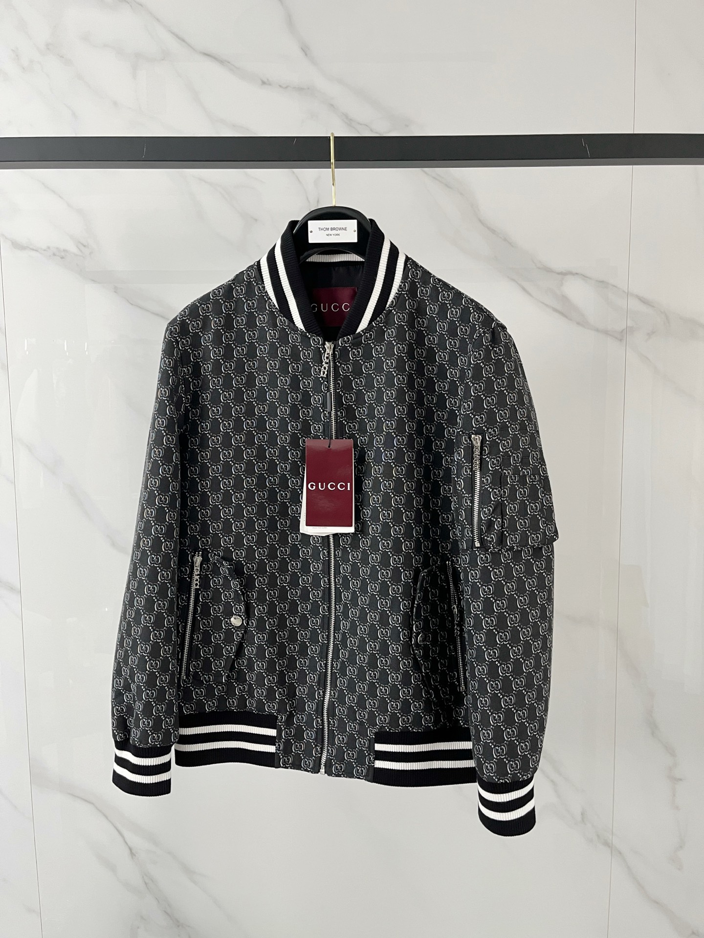 NO:684769,The new .G family official website has the same style, complete with three standards!  2025 spring and summer new men's jacket, fashionable and casual high-end version!  Custom-made fabrics at the counter are highly breathable and comfortable, with impeccable details and brand element design concepts, reflecting high quality. It feels delicate and soft!  It presents a casual cut and the upper body shape is awesome!  Size M-3Xl.,,gucci,jackets & coats,jackets & coats,19860909上新 .G家 官网同款,三标齐全！2025春夏新款男士夹克外套,时尚休闲高端版本！专柜定制面料 透气舒适度高,细节无可挑剔,品牌元素设计理念,体现高品质.手感细腻柔软！呈现休闲裁剪,上身版型超赞！码数M-3Xl .,,gucci,jackets & coats,jackets & coats,,Men's clothing