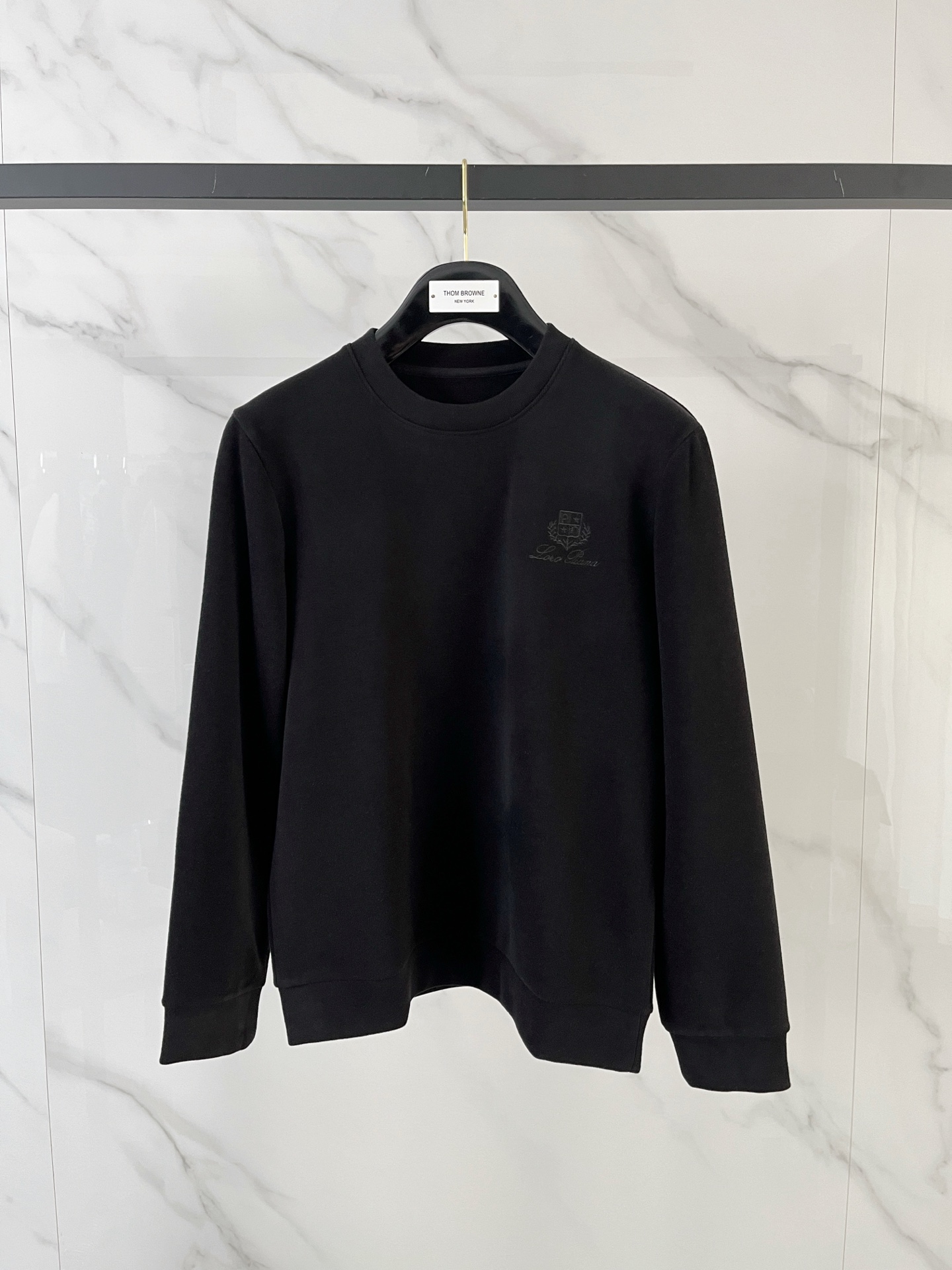 NO:610578,.LP Autumn and Winter Cashmere Wool Pullover Sweatshirt is very bright, the logo embroidery highlights the texture in the details. The overall design of the upper body is fashionable and has a modern and fitted tailoring. The collar slightly fits the neck, making the overall upper body more youthful and fashionable. The fabric is made of custom-woven wool blend material and is easy to care for. The surface has a wool texture. The upper body is comfortable and warm. It looks high-end and has a good crisp feeling at the same time. Color Black Brown Gray  Size M-3XL Try on 172- Wear size L for slim fit, loro piana, hoodie, sweatshirts, alexander wang19860909.LP 秋冬 羊绒羊毛套头卫衣 很有亮点,标志刺绣 细节上凸显质感 整体设计上身时尚而赋予现代气息感合体的剪裁,领口微微贴合颈部,让整体上身更显年轻时尚 , 面料采用客供定织羊毛混纺材质 有着易打理的特点 表面有着羊毛质感 上身舒适保暖 ,显高档的同时 又有很好挺括感 颜色 黑色 咖色 灰色 码数M-3XL 试穿172- 穿L码修身感,,loro piana,hoodie,sweatshirts,alexander wang,Men's clothing