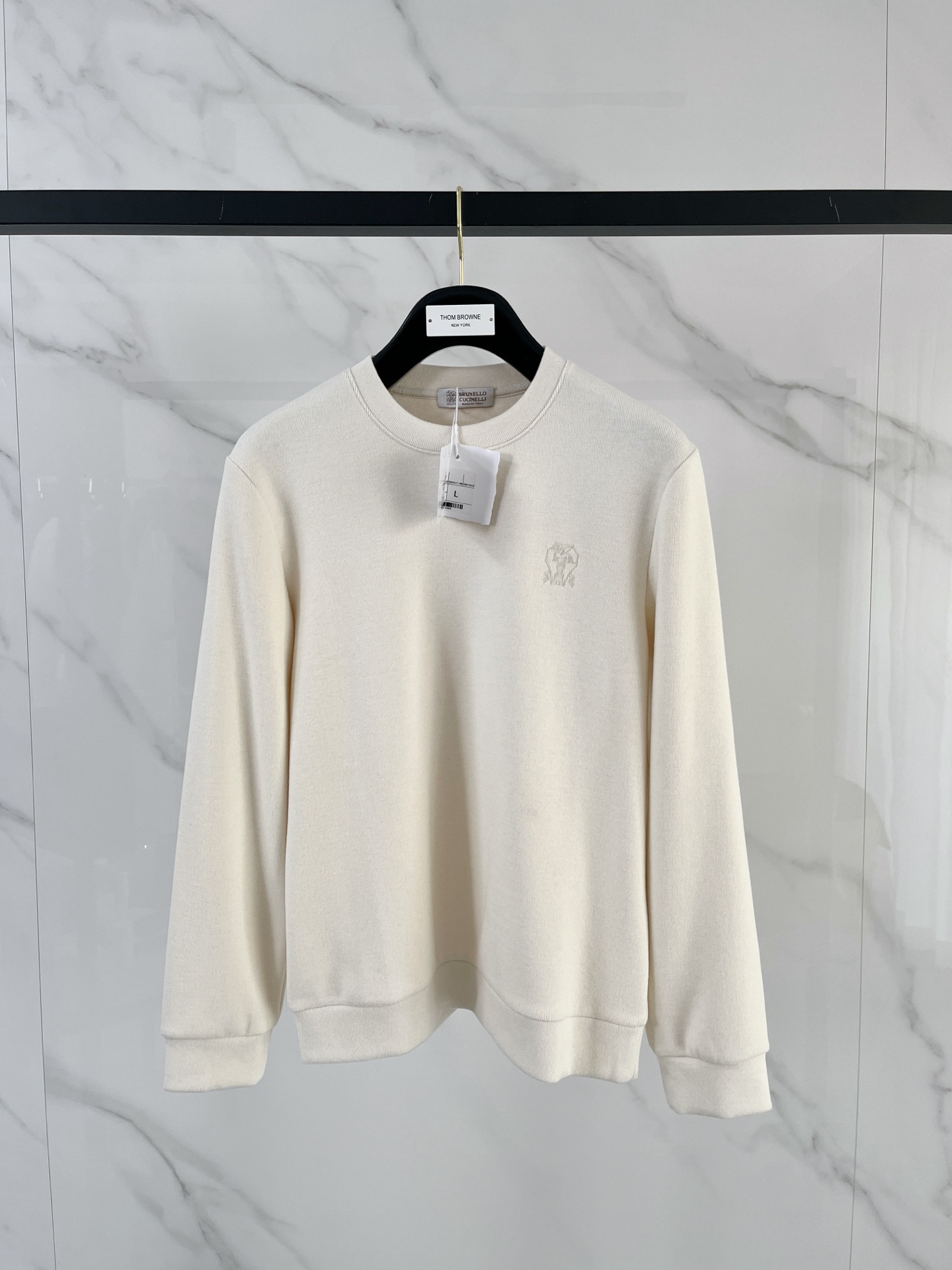 NO:610581,.bc2025 Autumn and Winter Cashmere Wool Pullover Sweatshirt is very bright, with logo embroidery highlighting the texture in the details. The overall design of the upper body is fashionable and has a modern and fitted tailoring. The collar slightly fits the neck, making the overall upper body more youthful and fashionable. The fabric is made of custom-woven wool blend material and is easy to care for. The surface has a wool texture. The upper body is comfortable and warm. It looks high-end and has a good crisp feeling at the same time. Color Black Brown Gray  Size M-3XL, try on 172-148, wear size L for slim fit, hoodie, sweatshirts, alexander wang19860909.bc2025秋冬 羊绒羊毛套头卫衣 很有亮点,标志刺绣 细节上凸显质感 整体设计上身时尚而赋予现代气息感合体的剪裁,领口微微贴合颈部,让整体上身更显年轻时尚 , 面料采用客供定织羊毛混纺材质 有着易打理的特点 表面有着羊毛质感 上身舒适保暖 ,显高档的同时 又有很好挺括感 颜色 黑色 咖色 灰色 码数M-3XL 试穿172-148 穿L码修身感,,hoodie,sweatshirts,alexander wang,Men's clothing