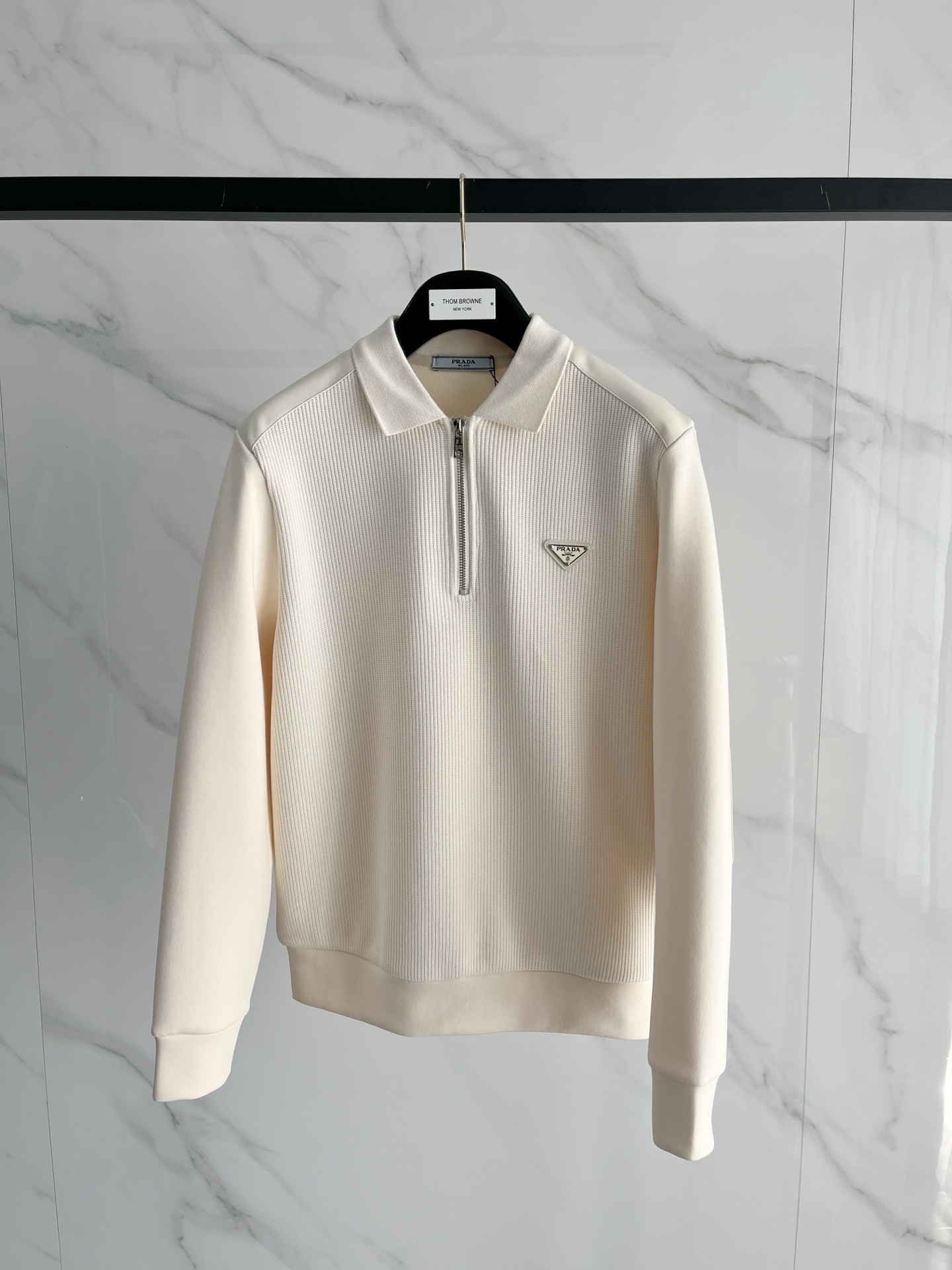 NO:610575,.Prada 2025 Autumn and Winter Wool blended pullover knitted sweatshirt. The geometric patchwork pocket design is very bright. The logo letter buttons highlight the texture. The overall design of the upper body is fashionable and gives a modern atmosphere. The tailoring has a fitted tailoring. The collar slightly fits the neck, making the overall upper body more youthful and fashionable. The fabric is made of custom-woven wool blend material. It has the characteristics of easy care. The surface has the texture of wool. The upper body is comfortable and warm. It looks high-end and has a good crisp feeling at the same time.  Size M-3XL Try on 172- Wear size L for slim fit, prada, hoodie, sweatshirts, alexander wang19860909.普拉达2025秋冬 羊毛混纺套头针织卫衣 几何拼皮的口袋设计 很有亮点,标志字母纽扣 细节上凸显质感 整体设计上身时尚而赋予现代气息感合体的剪裁,领口微微贴合颈部,让整体上身更显年轻时尚 , 面料采用客供定织羊毛混纺材质 有着易打理的特点 表面有着羊毛质感 上身舒适保暖 ,显高档的同时 又有很好挺括感 码数M-3XL 试穿172- 穿L码修身感,,prada,hoodie,sweatshirts,alexander wang,Men's clothing