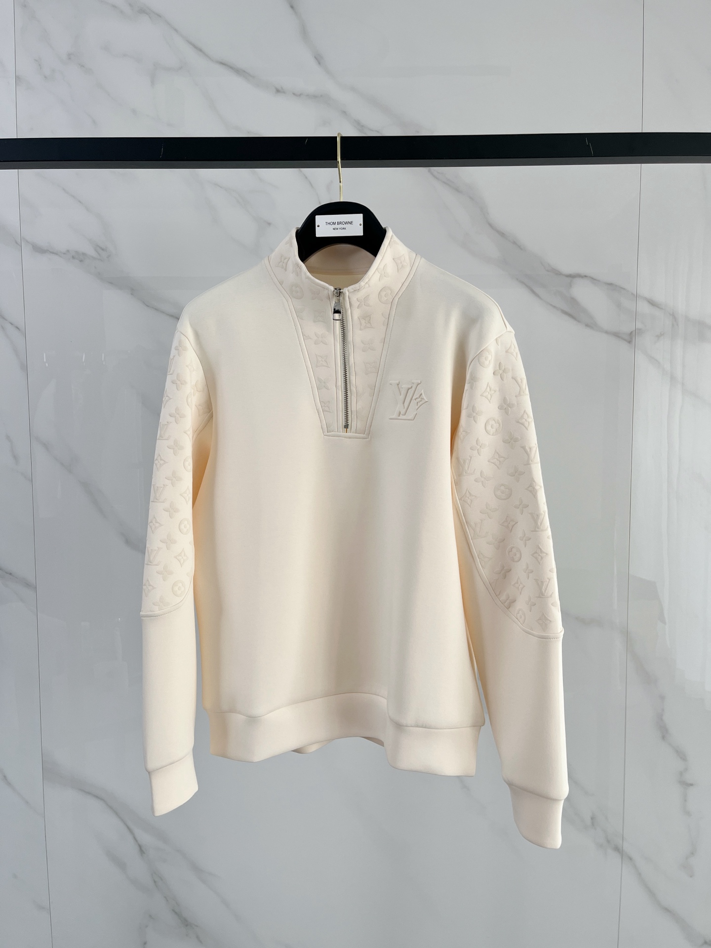 NO:610570,.lv 2025 Autumn and Winter Wool blended pullover knitted sweatshirt. The geometric patchwork pocket design is very bright, and the logo letter buttons highlight the texture. The overall design of the upper body is fashionable and gives a modern feel. The tailoring is fitted, and the collar slightly fits the neck, making the overall upper body more youthful and fashionable. The fabric is made of custom-woven wool blended material. It has the characteristics of easy care. The surface has the texture of wool. The upper body is comfortable and warm. It looks high-end and has a good crisp feeling at the same time.  Color Black Brown Gray Size M-3XL Try on 172- Wear size L for a slim fit, Louis Vuitton, hoodie, sweatshirts, alexander wang19860909.lv 2025秋冬 羊毛混纺套头针织卫衣 几何拼皮的口袋设计 很有亮点,标志字母纽扣 细节上凸显质感 整体设计上身时尚而赋予现代气息感合体的剪裁,领口微微贴合颈部,让整体上身更显年轻时尚 , 面料采用客供定织羊毛混纺材质 有着易打理的特点 表面有着羊毛质感 上身舒适保暖 ,显高档的同时 又有很好挺括感 颜色 黑色 咖色 灰色 码数M-3XL 试穿172- 穿L码修身感,,louis vuitton,hoodie,sweatshirts,alexander wang,Men's clothing