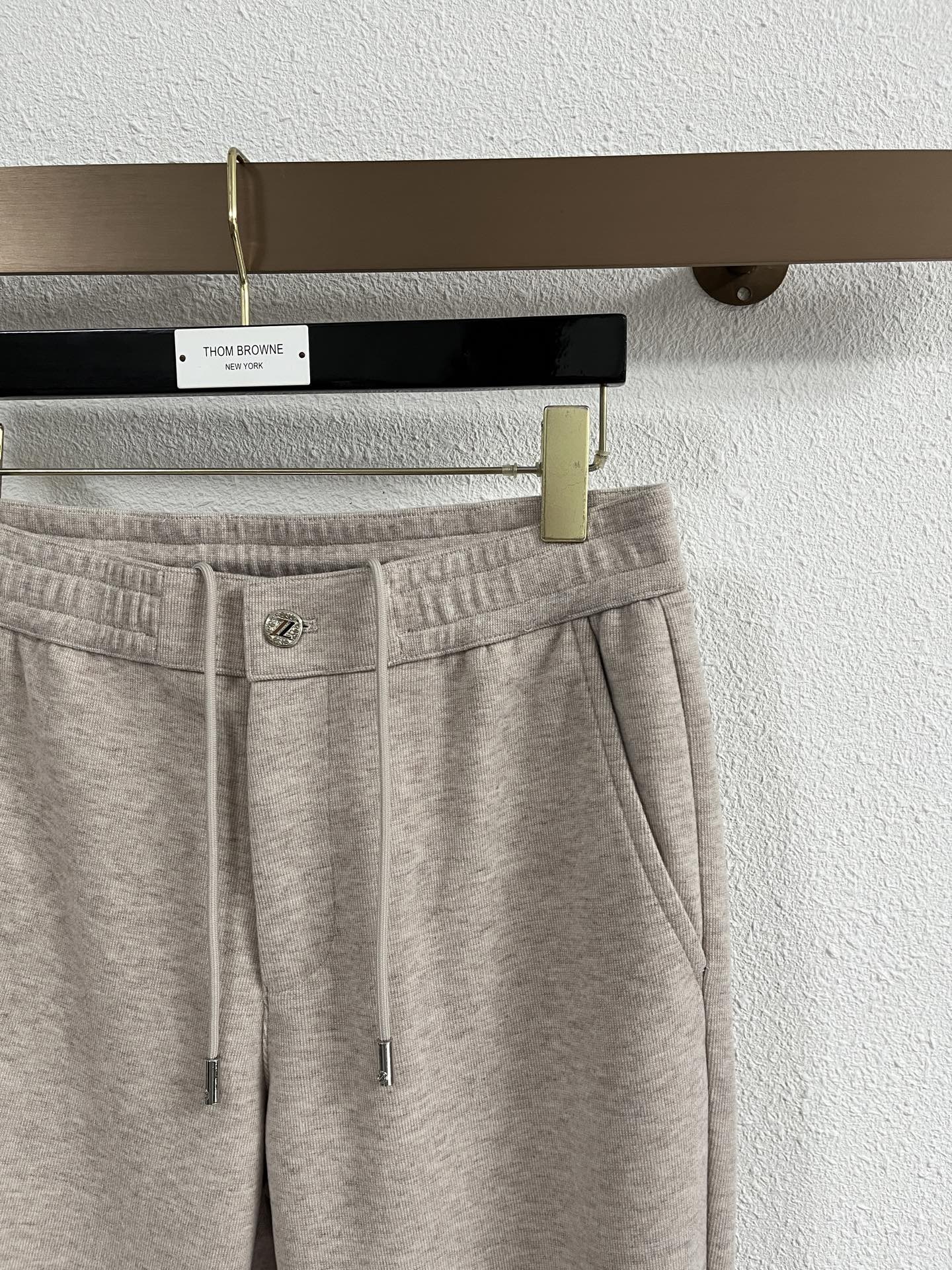 Zz杰尼*亚🔥秋冬新款男士直筒运动裤，羊绒羊毛混纺面料、三标齐、松紧腰抽绳、两侧拉链口袋设计，合体的裁剪