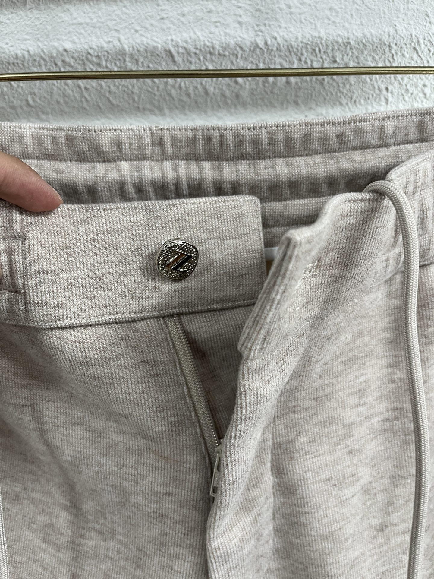 Zz杰尼*亚🔥秋冬新款男士直筒运动裤，羊绒羊毛混纺面料、三标齐、松紧腰抽绳、两侧拉链口袋设计，合体的裁剪