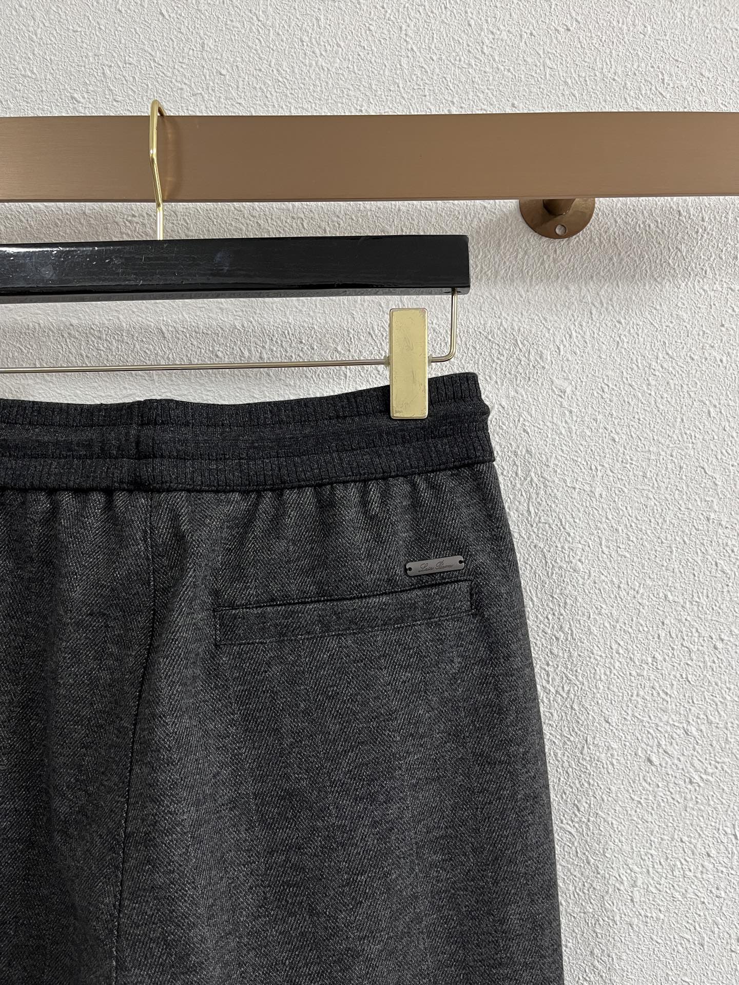 Lo*ro Pi*na诺 u翩雅 2025秋冬 全品相订单，保暖有型 羊毛呢混纺松紧腰直脚休闲裤 经典百