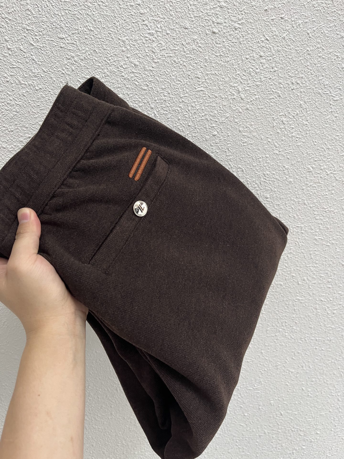 Zz杰尼*亚🔥秋冬新款男士直筒运动裤，羊绒羊毛混纺面料、三标齐、松紧腰抽绳、两侧拉链口袋设计，合体的裁剪