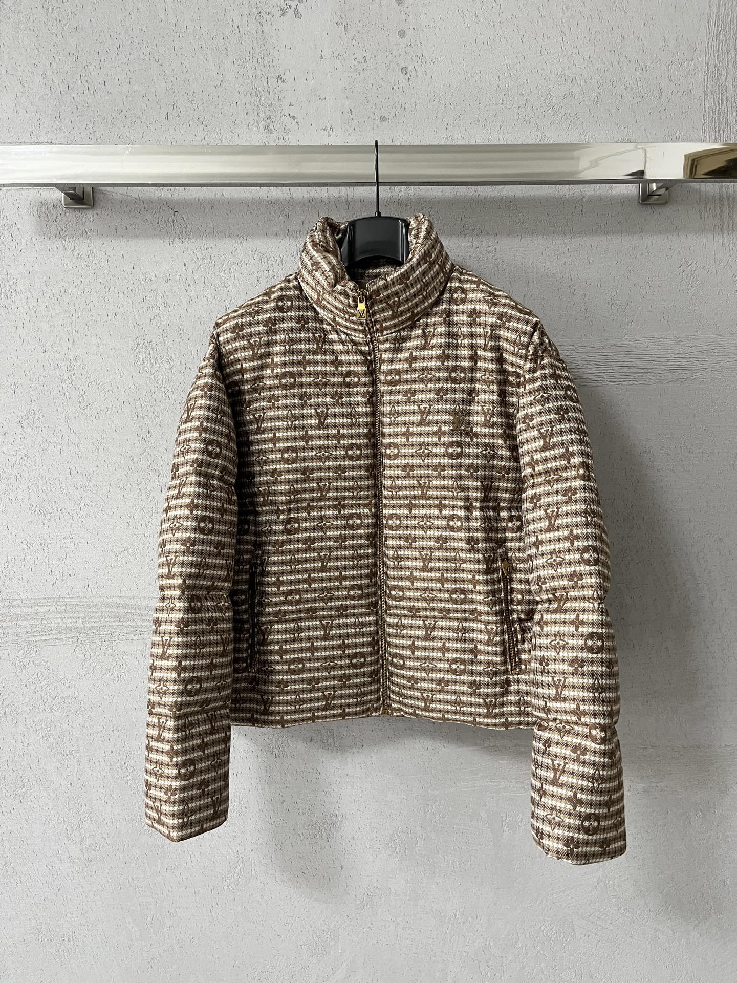 NO:684818,.95 down lv down jacket 2025 latest fashion designer down jacket. Every detail shows craftsmanship, and the design changes are enough advanced structural tailoring to show men's diverse image changes. They are slim and neat, and tailored to meet the popular multi-layered outfits. Versatile styles for life. Code number 12345,, louis vuitton, jackets & coats, down jacket,19860909.95绒 lv 羽绒服2025最新款时尚设计师款羽绒外套.处处细节显工艺足够的高级结构性剪裁的设计改变来展现男士多样的形象变化,修身利落、剪裁合体,满足时下正流行的多层次穿搭,生活百搭款式 码数12345,,louis vuitton,jackets & coats,down jacket,,Men's clothing