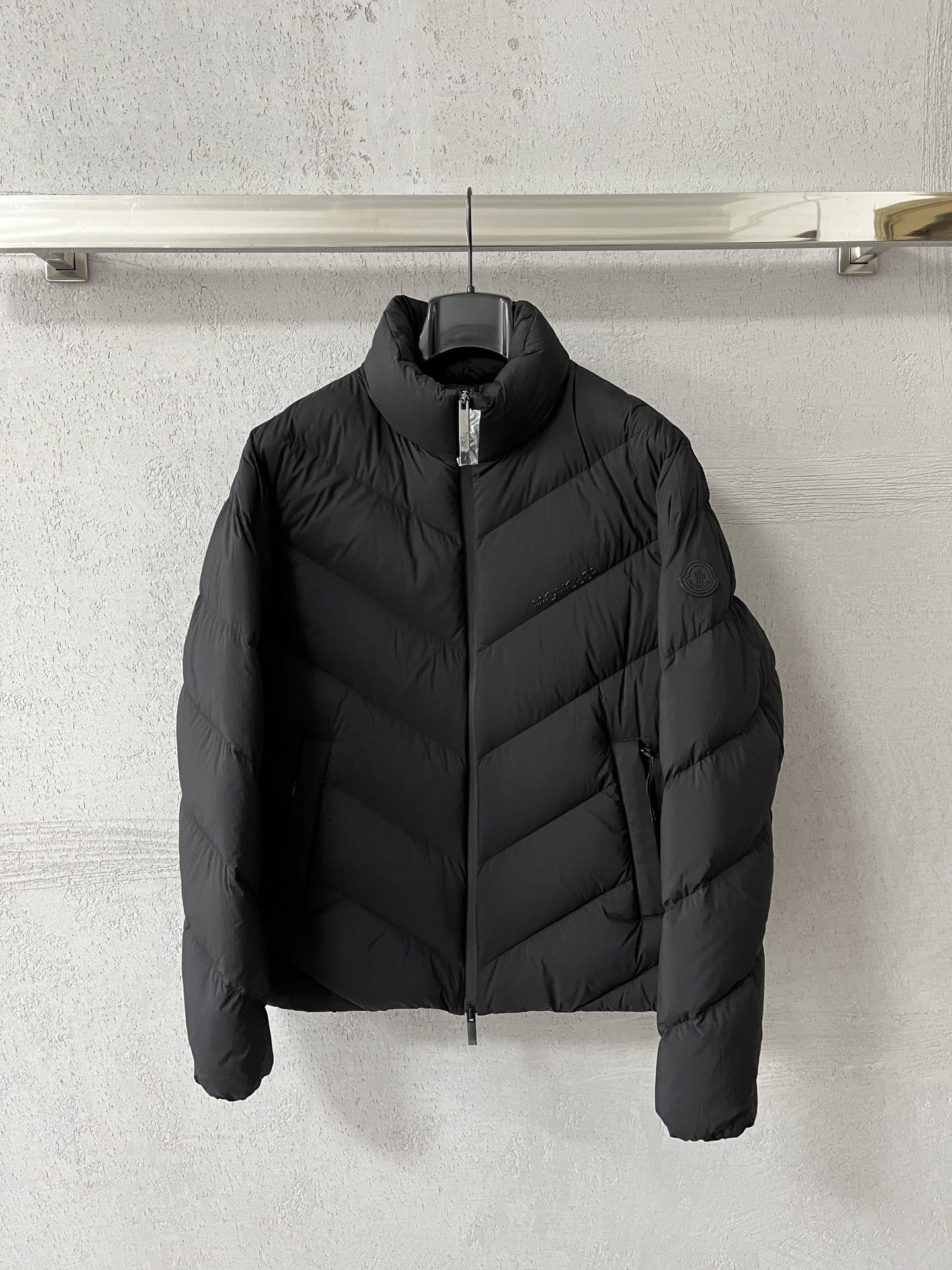 NO:684820,Adjust the price of the premium down Moncler Matt Black 225 European limited edition men's short down jacket. (Using technological tear-resistant fabrics) Matt Black series hot sale push. Premium goose down filling. The barcode model number is consistent with the official website. The tag has built-in NFC electronic induction anti-counterfeiting. Supports multiple anti-counterfeiting verification. Comes standard with Matt Black series special gift box packaging.  Comes standard with a full set of counter gift box packaging. (Original airplane box, original shopping bag, original dust cover, original hanger, original thank you card, original ribbon, upgraded original oversized magnetic gift box.) Matt Black limited edition men's short down jacket combines streamlined design and comfortable protection, and is specially designed for modern life.  Designed for elegant urban looks, this down jacket represents a new menswear style. This short down jacket is made from double layers of fabric to provide comfortable protection and a soft touch. It has a delicate checkered quilting design to outline a simple silhouette and provide warmth and protection. Details Made of ultra-light ripstop fabric Fine soft lining Filled with down Two-way zipper closure Zippered pockets Hidden pockets Matt Black exclusive logo Size1-5 D00750,,jackets &  coats,jackets & coats,down jacket,19860909调价格 特级羽绒Moncler Matt Black 225欧洲限定款男士短款羽绒夹克外套.（采用科技抗撕裂面料）Matt Black系列爆款推送.特级鹅绒填充.条码款号齐全对应官网一致.吊牌内置NFC电子感应防伪.支持多重防伪验证.标配Matt Black系列专用礼盒包装. 标配全套柜台礼盒包装.（原版飞机盒,原版购物袋,原版防尘罩,原版衣架,原版感谢卡,原版丝带,升级原版超大磁吸礼盒.） Matt Black限定款男士短款羽绒夹克融合流线型设计与舒适保护,专为现代生活量身打造. 羽绒夹克专为优雅都市造型设计,展现全新的男装风格.这款短款羽绒服采用双层面料制成,提供舒适保护与柔软触感.采用精美方格块绗缝设计,勾勒简约廓形,同时带来温暖呵护. 详情 采用超轻抗撕裂面料制成 细密柔软衬里 填充羽绒 双向拉链开合 拉链口袋 隐藏式口袋 Matt Black限定标识 Size1-5 D00750,,jackets & coats,jackets & coats,down jacket,,Men's clothing