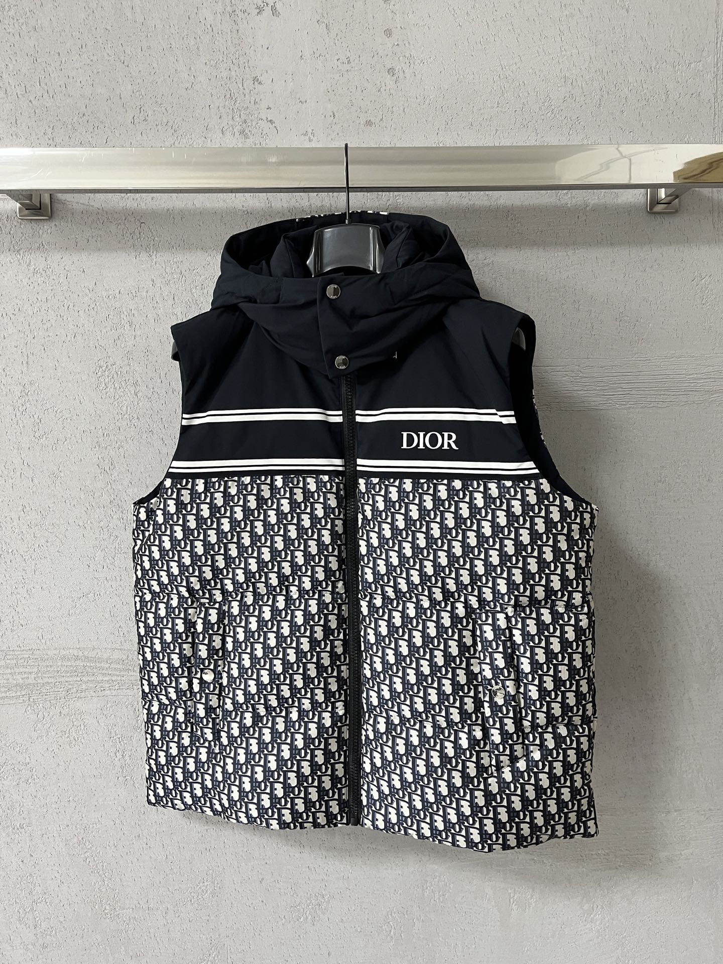 NO:684824,.The main recommendation of Dior's 2025 latest fashion designer shirt is every detail showing craftsmanship. The design changes are enough advanced structural tailoring to show men's diverse image changes. They are slim and neat, and tailored to meet the current popular multi-layered outfits and versatile styles for life!  Size M-3XL,,dior,shirts,19860909.主推款 Dior 2025最新款时尚设计师款衬衫处处细节显工艺足够的高级结构性剪裁的设计改变来展现男士多样的形象变化,修身利落、剪裁合体,满足时下正流行的多层次穿搭,生活百搭款式！ 码数M-3XL,,dior,shirts,,Men's clothing