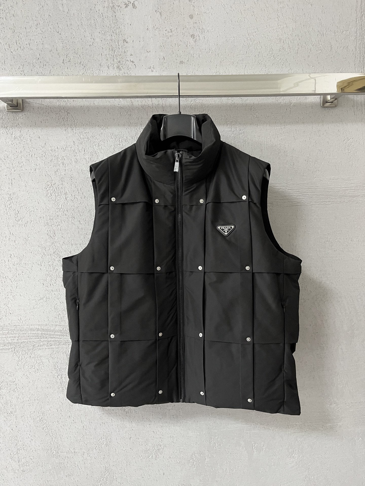 NO:684816,.95 down Prada vest down jacket 2025 latest fashion designer down jacket. Every detail shows craftsmanship and enough advanced structural tailoring design changes to show men's diverse image changes. It is slim and neat, and tailored to meet the current popular multi-layered wear. Versatile style for life. Code number 12345, prada, jackets & coats, down jacket,19860909.95绒 普拉达马甲 羽绒服2025最新款时尚设计师款羽绒外套.处处细节显工艺足够的高级结构性剪裁的设计改变来展现男士多样的形象变化,修身利落、剪裁合体,满足时下正流行的多层次穿搭,生活百搭款式 码数12345,,prada,jackets & coats,down jacket,,Men's clothing