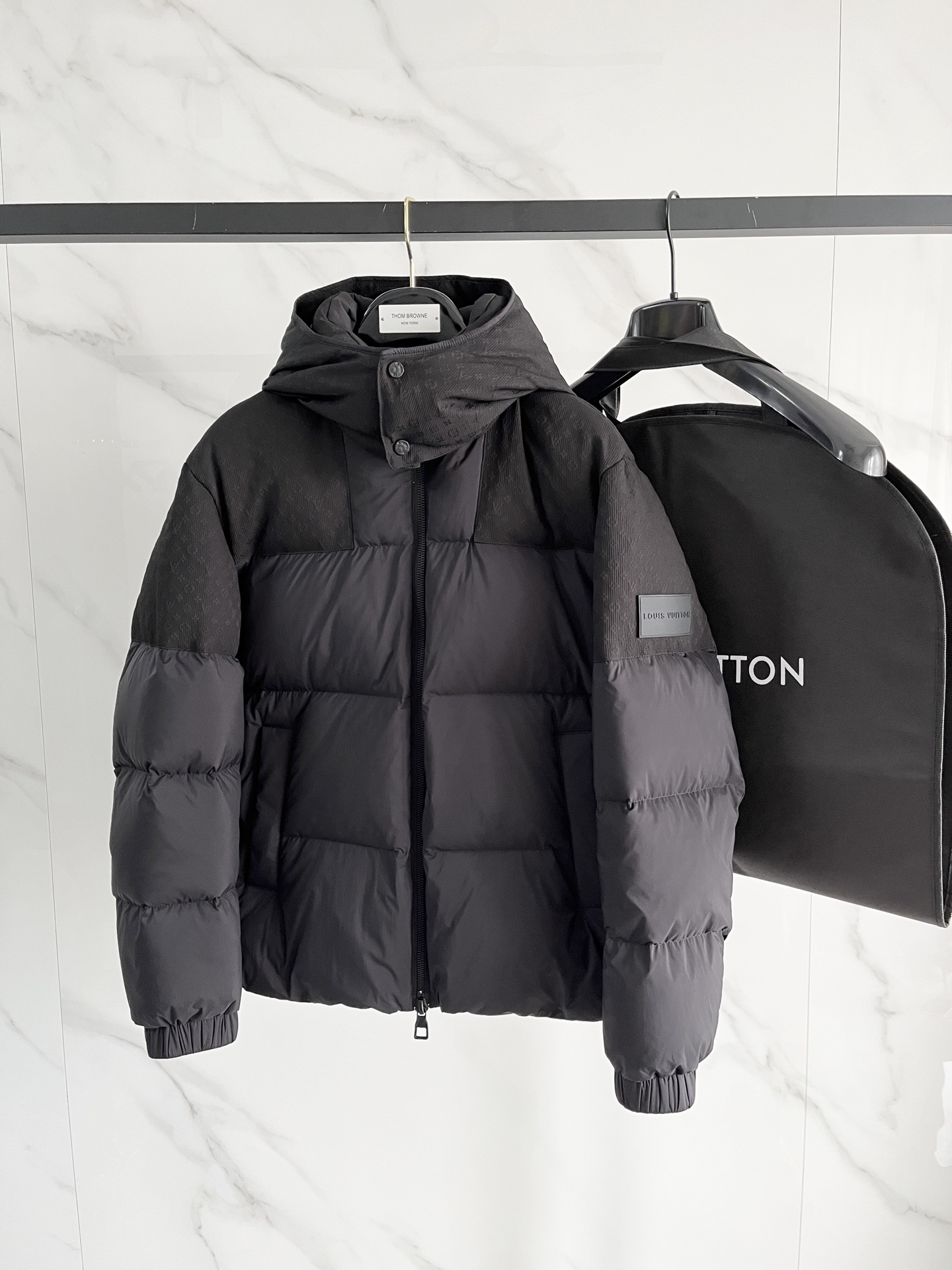 NO:684787,Lv 2025 new autumn and winter new original 1:1 customized hardware accessories are all imported and original customization. Welcome to compare at the counter. Absolutely high quality. Made of top-grade 95 white duck down. Super soft. Filled with fluffy and full feathers. Super heavy fabrics with perfect workmanship. Pay attention to the fabrics are super comfortable. Exclusive model. Non-market goods. Same size for men and women. M ~ XXXL, Louis Vuitton,19860909Lv 2025秋冬新款原版1:1订制五金配件全进口原版定制 欢迎专柜对比 绝对的高品质 采用顶级95白鸭绒 超柔软 充羽量蓬松饱满 超级重面料做工杠杠的版型完美 注意面料超舒服 独家款 非市场货 男女同款尺码M ～XXXL,,louis vuitton,,Men's clothing