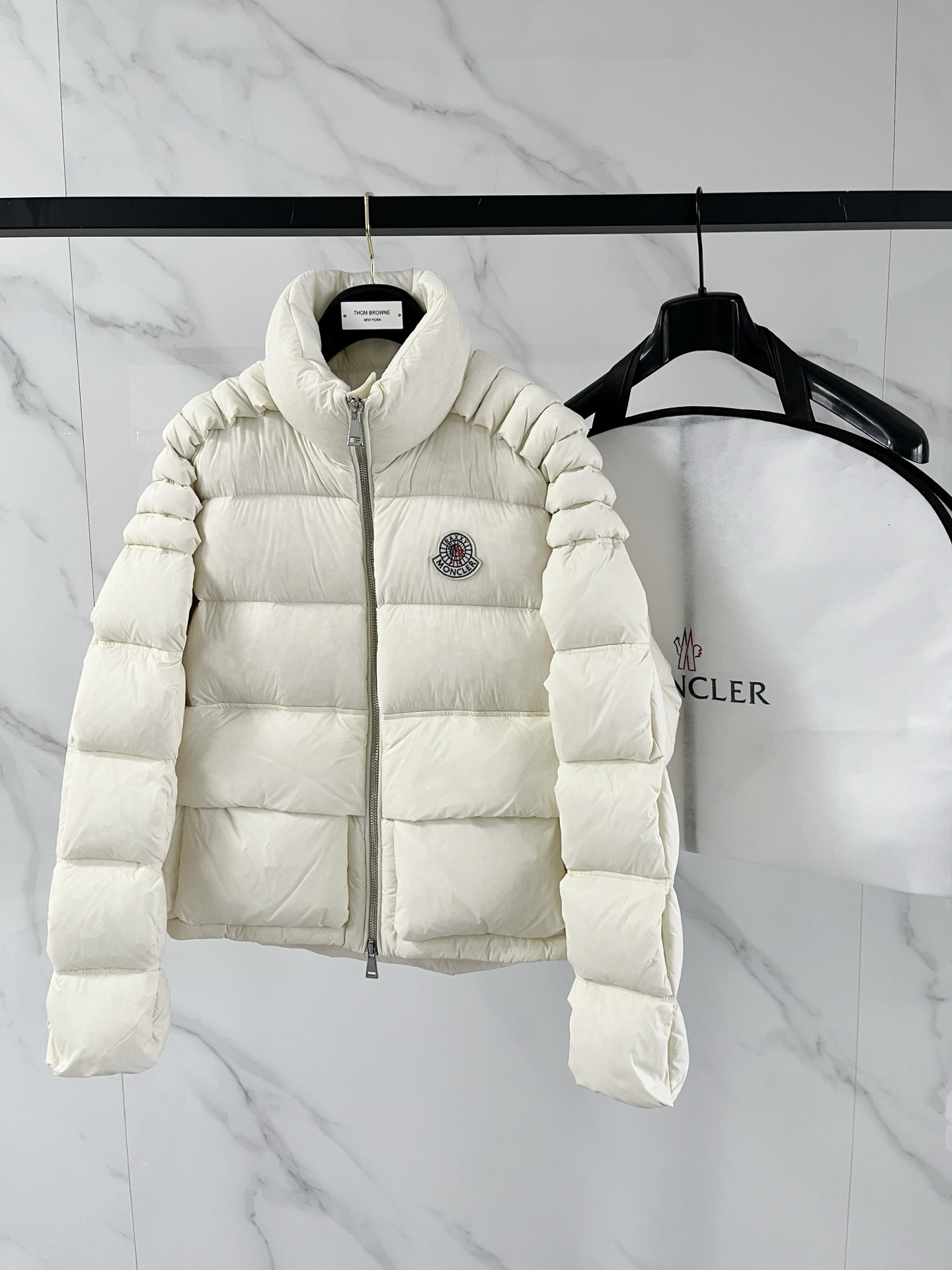 NO:657537,.Top version, limited edition Mo, the latest popular stand-up collar and large label down jacket with embossed filling technology, 95 white goose down, super full filling, matching hardware, incomparable details, ready stock, code number beige, black 0-4. color code number 0-3,,down jacket,alexander wang19860909.顶级版本 限量款Mo 最新爆款立领大标羽绒服浮雕填充工艺 95白鹅绒 充绒量超级饱满 对版五金 细节无敌 现货 码数米色.黑色0-4. 彩色码数0-3,,down jacket,alexander wang,Men's clothing