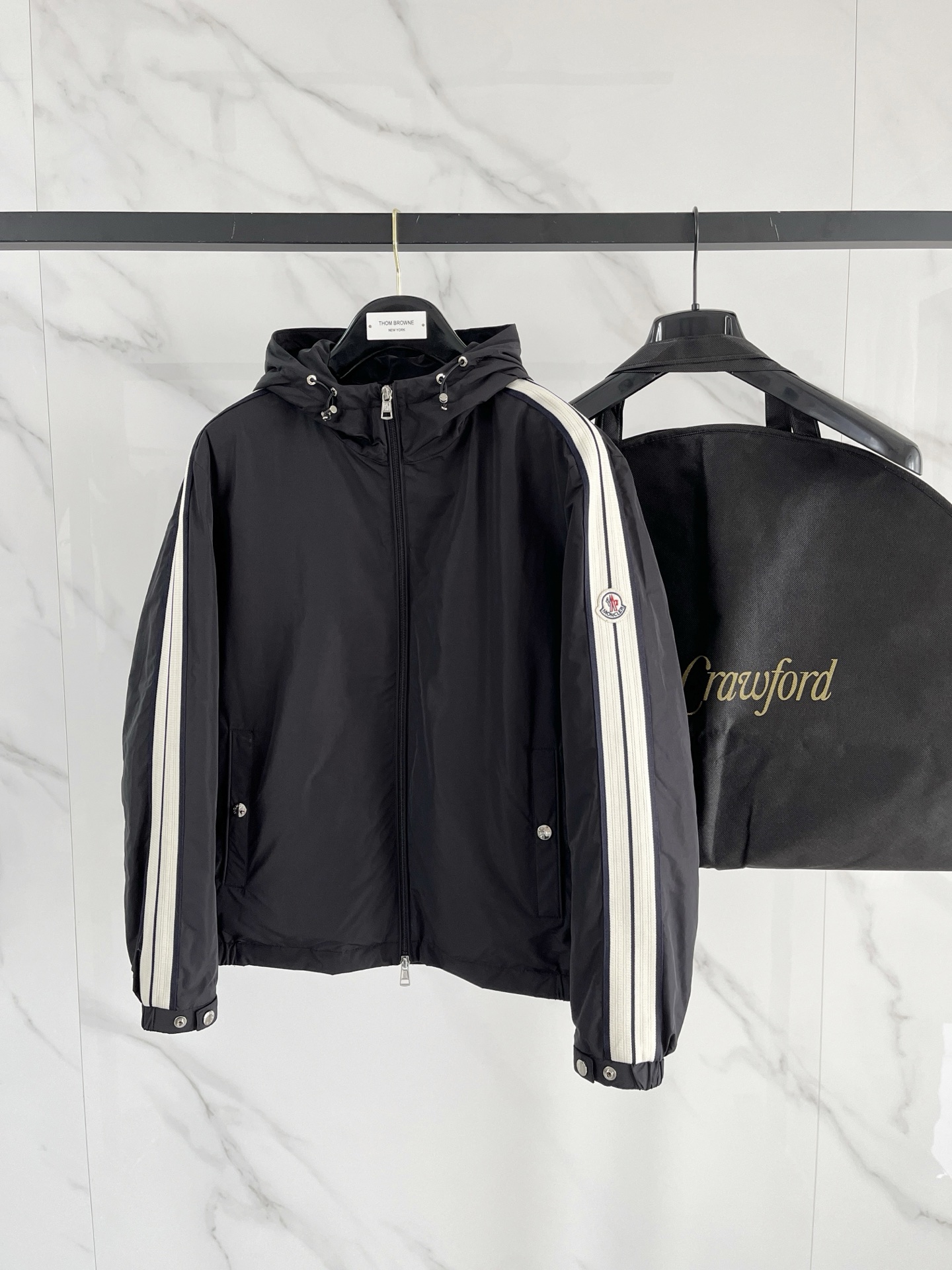 p495 羽-49 Moncler 蒙口# 25秋冬时尚连帽夹克羽绒

内冲80g-90白鸭绒，轻薄有型，上身不臃肿，颇具意大利典型风格的时装，贸易公司渠道臻品 在面料选取和工艺方面都相当考究，极符合该品牌百年美学基调，低调且奢华，优雅且高贵，每一个细节都在力证品牌自身的高级感，通体将意式的极简、干练和户外功能性风格极致诠释，亦庄亦谐，上身型款十足，集时装感与设计感的一款宝藏级功能型装备，塑造出别具一格的造型单品，改良式的飞行员造型设计，经典又时尚设计，复古减龄又非常时髦！

意大利客供进口面料.质感如婴儿皮肤一样细腻.挺括性优越，颇为优雅且时髦！配色轻熟百搭，版型剪裁干练利落，上身瞬间凸显出精神感，型款十足，轻松驾驭各种身型，商务通勤与户外休闲完美兼备的一款外套，属于实穿性出勤率极高的一款装备！

颜色：黑色 蓝色
码数：M L XL 2XL 3XL