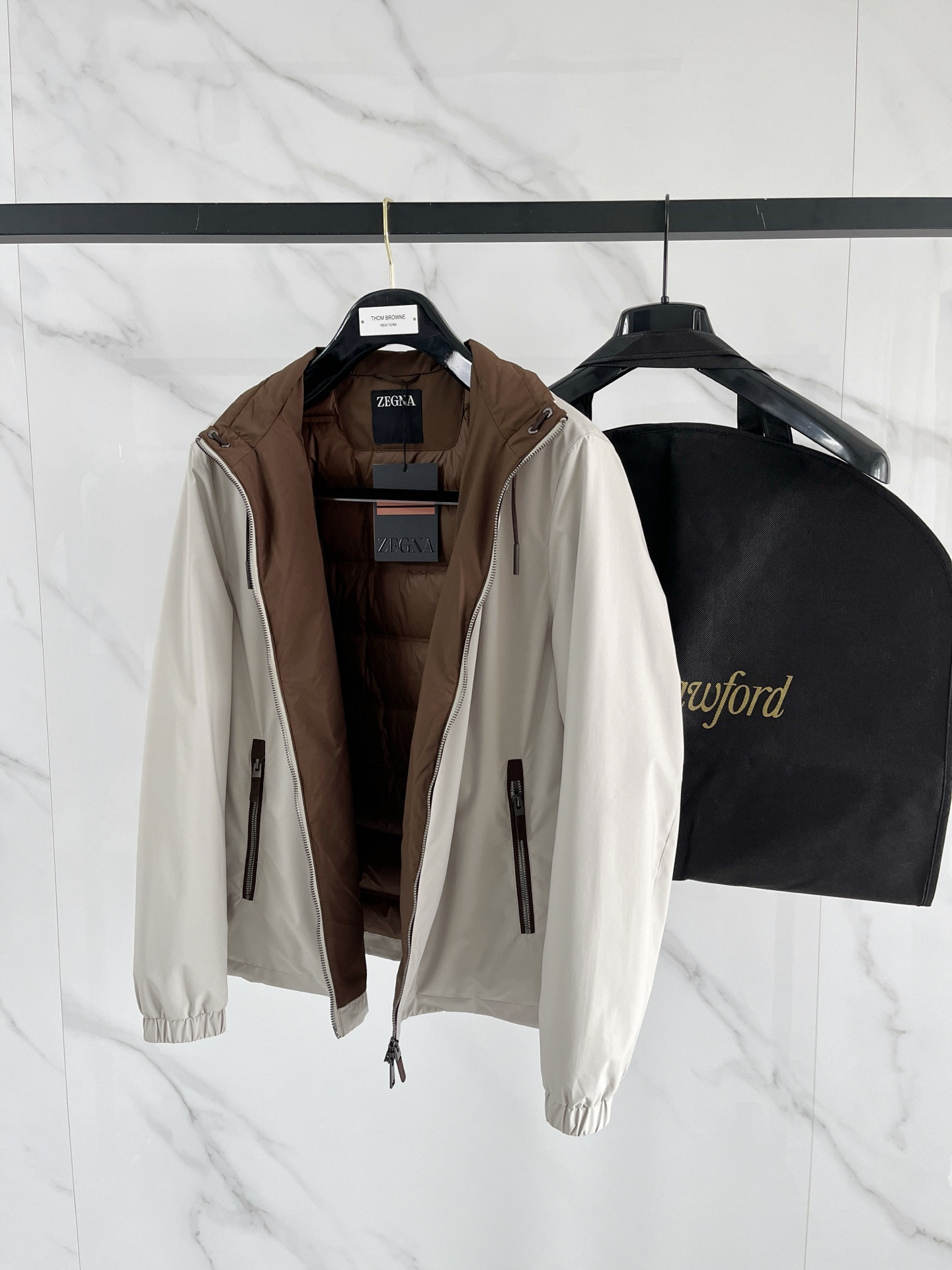 p495
羽-49 Zegna 杰尼亚# 25秋冬时尚立领夹克羽绒
内冲100g-90白鸭绒,轻薄有型,上身不臃肿,颇具意大利典型风格的时装,贸易公司渠道臻品 在面料选取和工艺方面都相当考究,极符合该品牌百年美学基调,低调且奢华,优雅且高贵,每一个细节都在力证品牌自身的高级感,通体将意式的极简、干练和户外功能性风格极致诠释,亦庄亦谐,上身型款十足,集时装感与设计感的一款宝藏级功能型装备,塑造出别具一格的造型单品,改良式的飞行员造型设计,经典又时尚设计,复古减龄又非常时髦!
意大利客供进口面料.质感如婴儿皮肤一样细腻.挺括性优越,颇为优雅且时髦!配色轻熟百搭,版型剪裁干练利落,上身瞬间凸显出精神感,型款十足,轻松驾驭各种身型,商务通勤与户外休闲完美兼备的一款外套,属于实穿性出勤率极高的一款装备!
颜色:黑色 杏色 白色
码数:M L XL 2XL 3XL