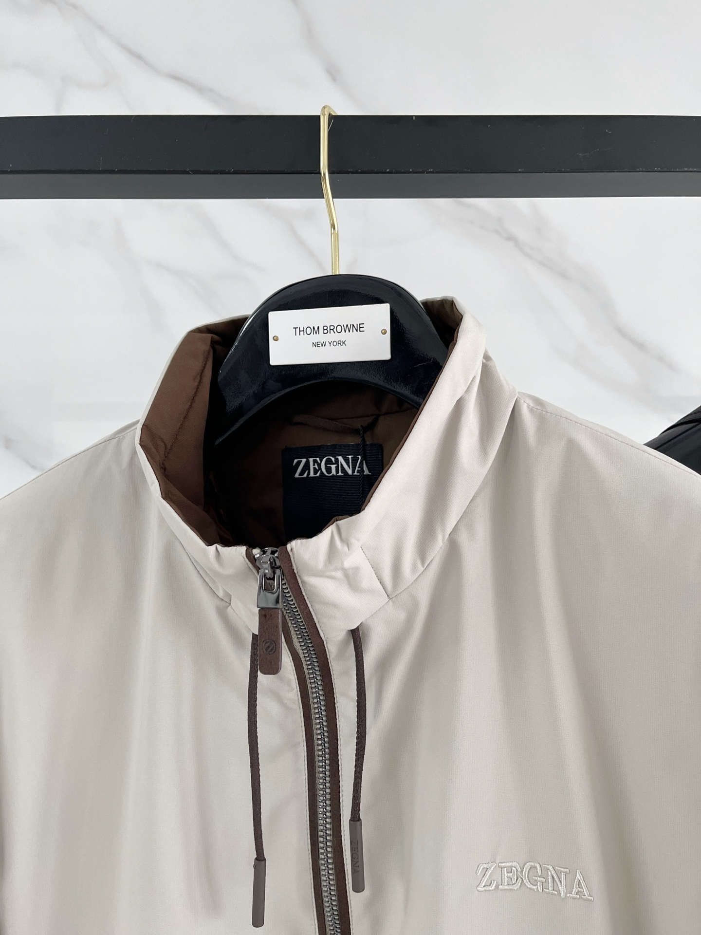 p495
羽-49 Zegna 杰尼亚# 25秋冬时尚立领夹克羽绒
内冲100g-90白鸭绒,轻薄有型,上身不臃肿,颇具意大利典型风格的时装,贸易公司渠道臻品 在面料选取和工艺方面都相当考究,极符合该品牌百年美学基调,低调且奢华,优雅且高贵,每一个细节都在力证品牌自身的高级感,通体将意式的极简、干练和户外功能性风格极致诠释,亦庄亦谐,上身型款十足,集时装感与设计感的一款宝藏级功能型装备,塑造出别具一格的造型单品,改良式的飞行员造型设计,经典又时尚设计,复古减龄又非常时髦!
意大利客供进口面料.质感如婴儿皮肤一样细腻.挺括性优越,颇为优雅且时髦!配色轻熟百搭,版型剪裁干练利落,上身瞬间凸显出精神感,型款十足,轻松驾驭各种身型,商务通勤与户外休闲完美兼备的一款外套,属于实穿性出勤率极高的一款装备!
颜色:黑色 杏色 白色
码数:M L XL 2XL 3XL