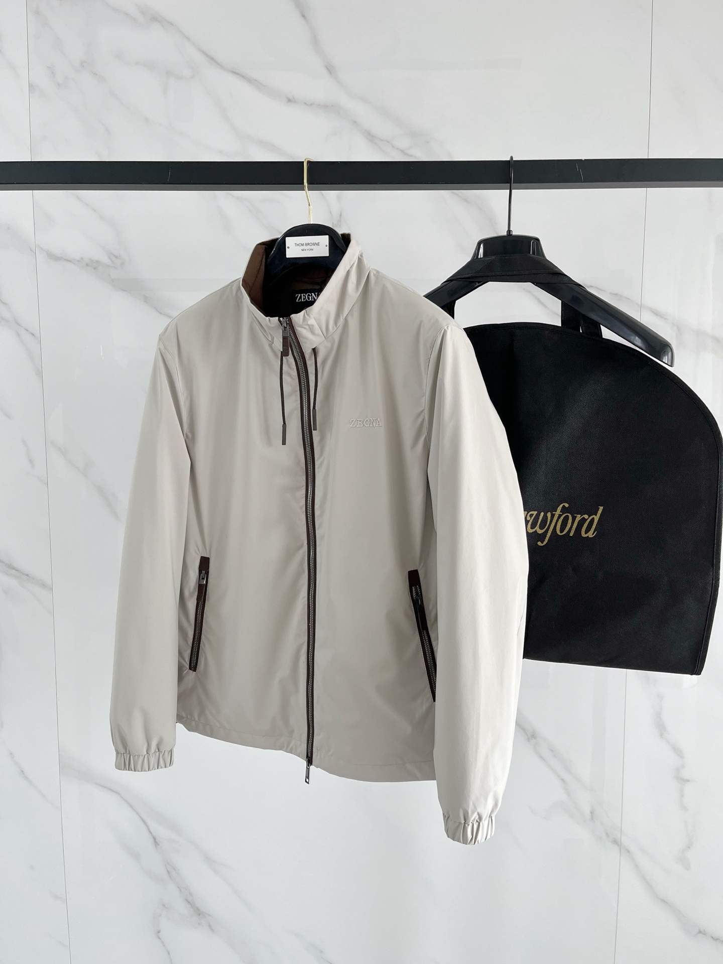 p495
羽-49 Zegna 杰尼亚# 25秋冬时尚立领夹克羽绒
内冲100g-90白鸭绒,轻薄有型,上身不臃肿,颇具意大利典型风格的时装,贸易公司渠道臻品 在面料选取和工艺方面都相当考究,极符合该品牌百年美学基调,低调且奢华,优雅且高贵,每一个细节都在力证品牌自身的高级感,通体将意式的极简、干练和户外功能性风格极致诠释,亦庄亦谐,上身型款十足,集时装感与设计感的一款宝藏级功能型装备,塑造出别具一格的造型单品,改良式的飞行员造型设计,经典又时尚设计,复古减龄又非常时髦!
意大利客供进口面料.质感如婴儿皮肤一样细腻.挺括性优越,颇为优雅且时髦!配色轻熟百搭,版型剪裁干练利落,上身瞬间凸显出精神感,型款十足,轻松驾驭各种身型,商务通勤与户外休闲完美兼备的一款外套,属于实穿性出勤率极高的一款装备!
颜色:黑色 杏色 白色
码数:M L XL 2XL 3XL