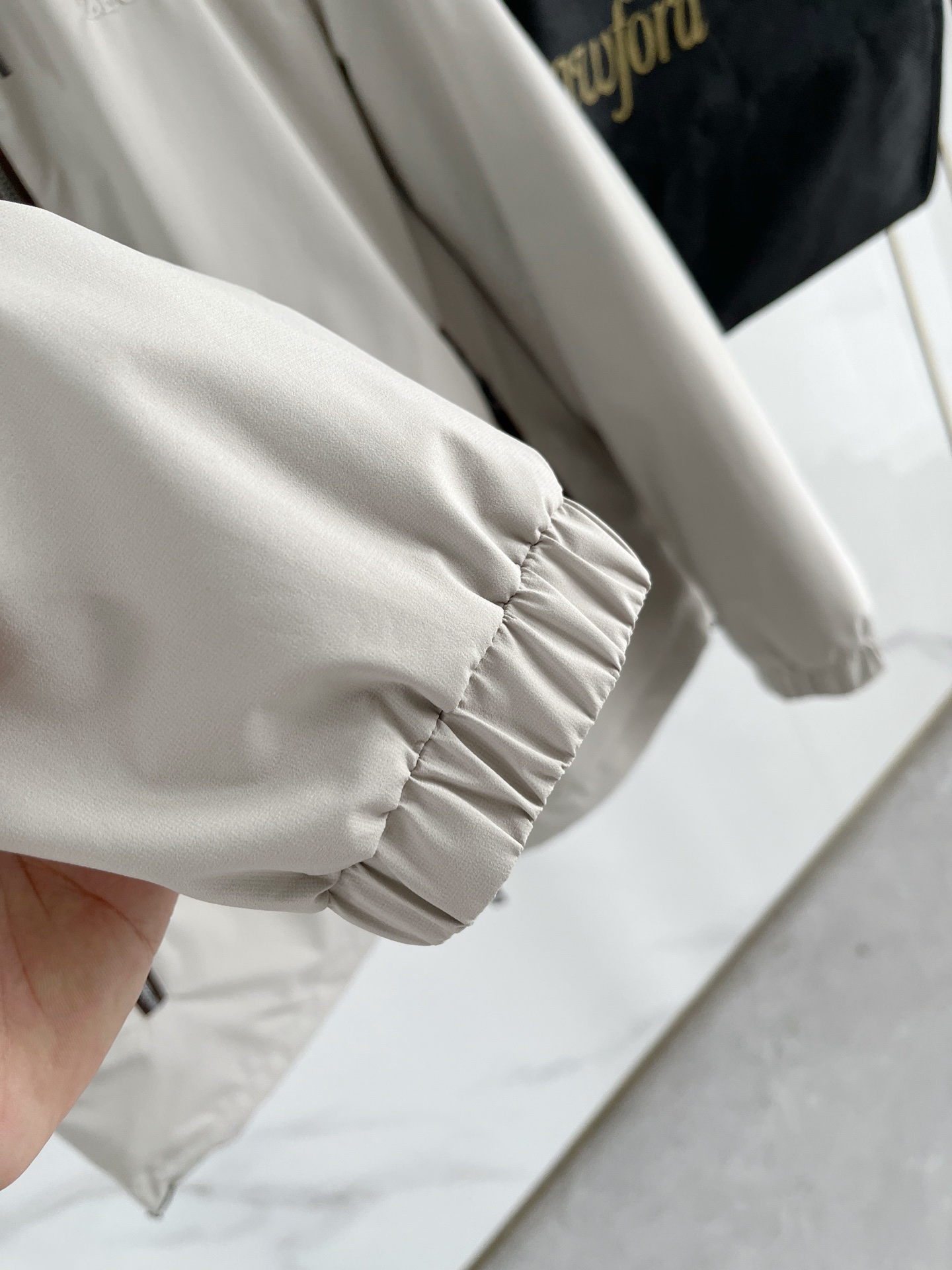 p495
羽-49 Zegna 杰尼亚# 25秋冬时尚立领夹克羽绒
内冲100g-90白鸭绒,轻薄有型,上身不臃肿,颇具意大利典型风格的时装,贸易公司渠道臻品 在面料选取和工艺方面都相当考究,极符合该品牌百年美学基调,低调且奢华,优雅且高贵,每一个细节都在力证品牌自身的高级感,通体将意式的极简、干练和户外功能性风格极致诠释,亦庄亦谐,上身型款十足,集时装感与设计感的一款宝藏级功能型装备,塑造出别具一格的造型单品,改良式的飞行员造型设计,经典又时尚设计,复古减龄又非常时髦!
意大利客供进口面料.质感如婴儿皮肤一样细腻.挺括性优越,颇为优雅且时髦!配色轻熟百搭,版型剪裁干练利落,上身瞬间凸显出精神感,型款十足,轻松驾驭各种身型,商务通勤与户外休闲完美兼备的一款外套,属于实穿性出勤率极高的一款装备!
颜色:黑色 杏色 白色
码数:M L XL 2XL 3XL