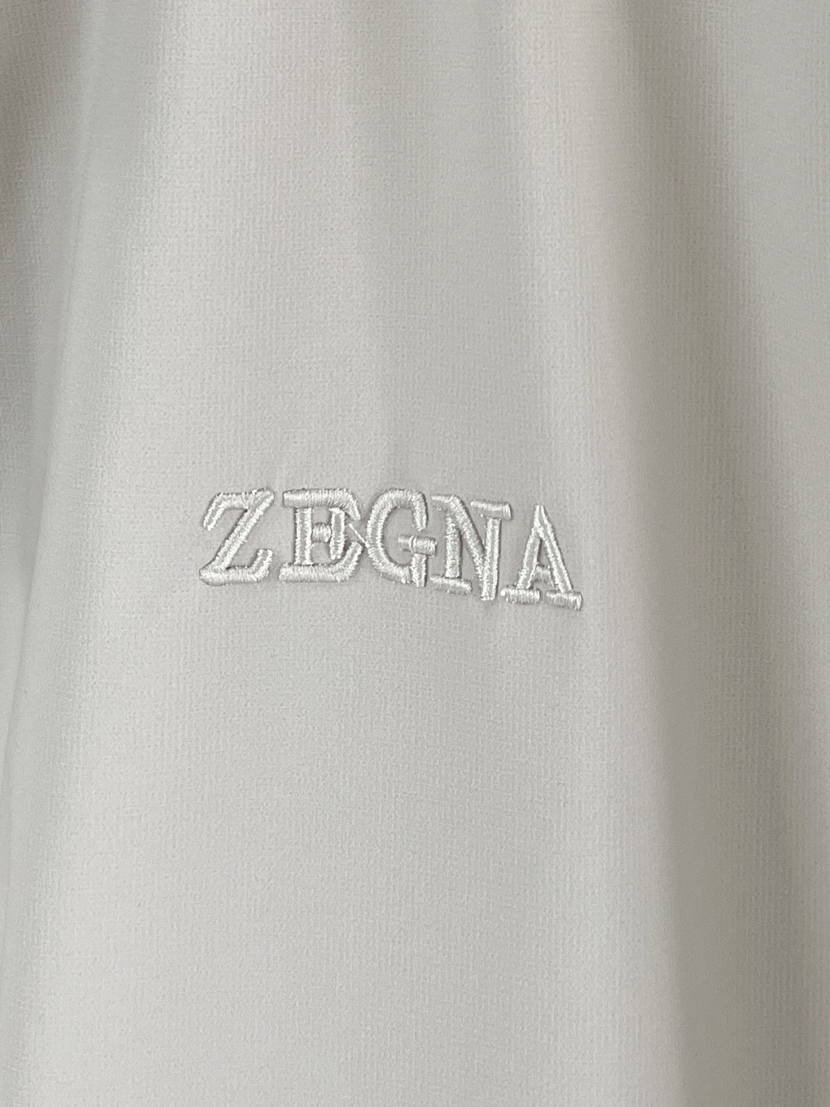 p495
羽-49 Zegna 杰尼亚# 25秋冬时尚立领夹克羽绒
内冲100g-90白鸭绒,轻薄有型,上身不臃肿,颇具意大利典型风格的时装,贸易公司渠道臻品 在面料选取和工艺方面都相当考究,极符合该品牌百年美学基调,低调且奢华,优雅且高贵,每一个细节都在力证品牌自身的高级感,通体将意式的极简、干练和户外功能性风格极致诠释,亦庄亦谐,上身型款十足,集时装感与设计感的一款宝藏级功能型装备,塑造出别具一格的造型单品,改良式的飞行员造型设计,经典又时尚设计,复古减龄又非常时髦!
意大利客供进口面料.质感如婴儿皮肤一样细腻.挺括性优越,颇为优雅且时髦!配色轻熟百搭,版型剪裁干练利落,上身瞬间凸显出精神感,型款十足,轻松驾驭各种身型,商务通勤与户外休闲完美兼备的一款外套,属于实穿性出勤率极高的一款装备!
颜色:黑色 杏色 白色
码数:M L XL 2XL 3XL